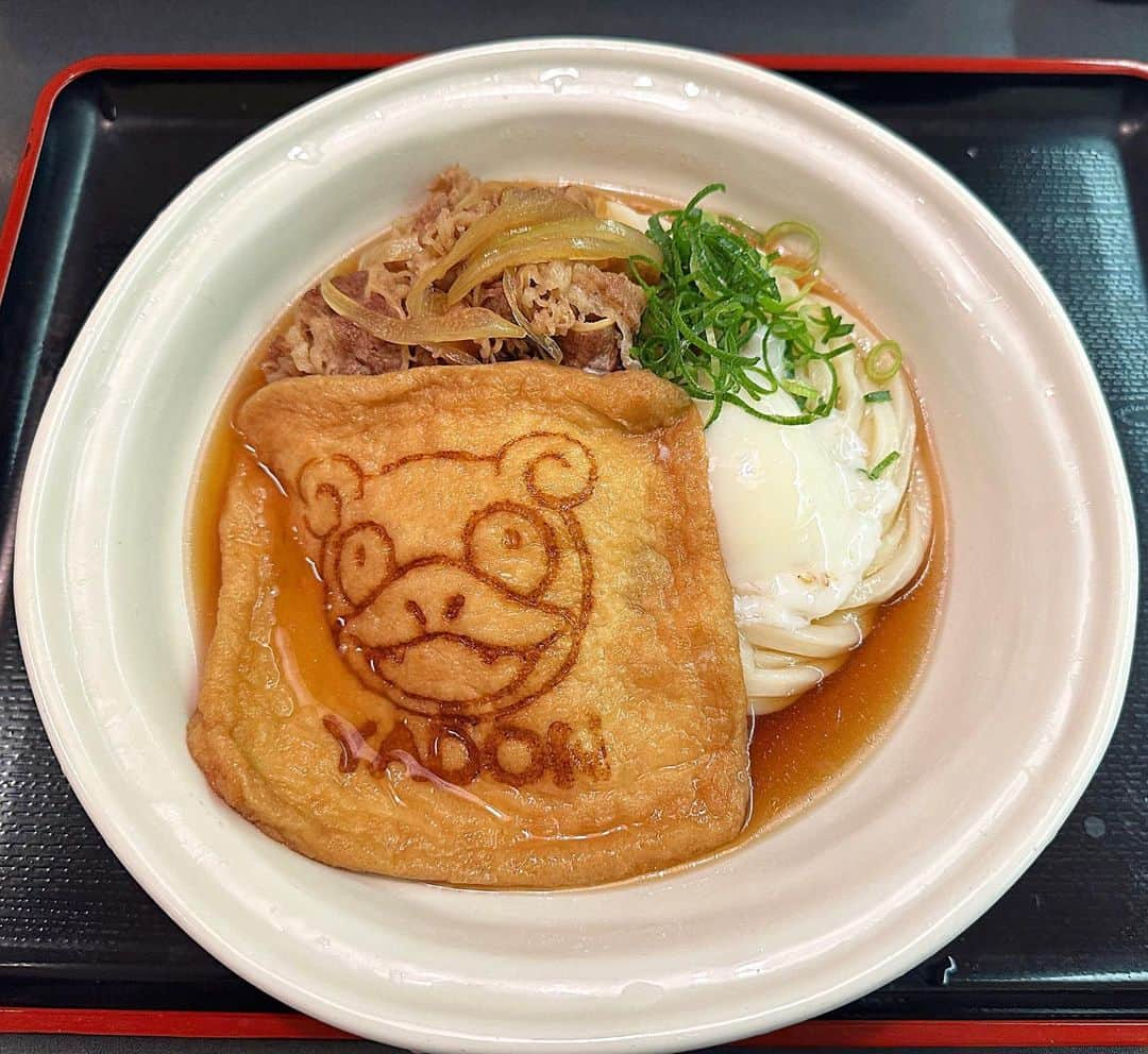 とぎもちのインスタグラム：「. 【高松 🇯🇵 다카마쓰】  兵庫町にある さぬき麺業 本店で 肉ぶっかけうどん💕  しかもヤドンのお揚げ追加 🤣💓  うどんのコシ最高。 やっぱりうどんは香川で食べたい。  #香川ナノタビ #さぬき麺業 #さぬき麺業本店 #ヤドンのお揚げ #讃岐うどん #肉ぶっかけ #ぶっかけうどん #うどん #高松 #香川 #日本 #高松グルメ #香川グルメ #高松うどん #香川うどん #사누키멘교 #사누키멘교효고마치본점 #다카마쓰 #카가와 #일본 #다카마쓰맛집 #사누키우동 #사누키우동맛집 #とぎもちさぬき麺業 #とぎもちうどん #とぎもち肉ぶっかけ #とぎもちヤドン」