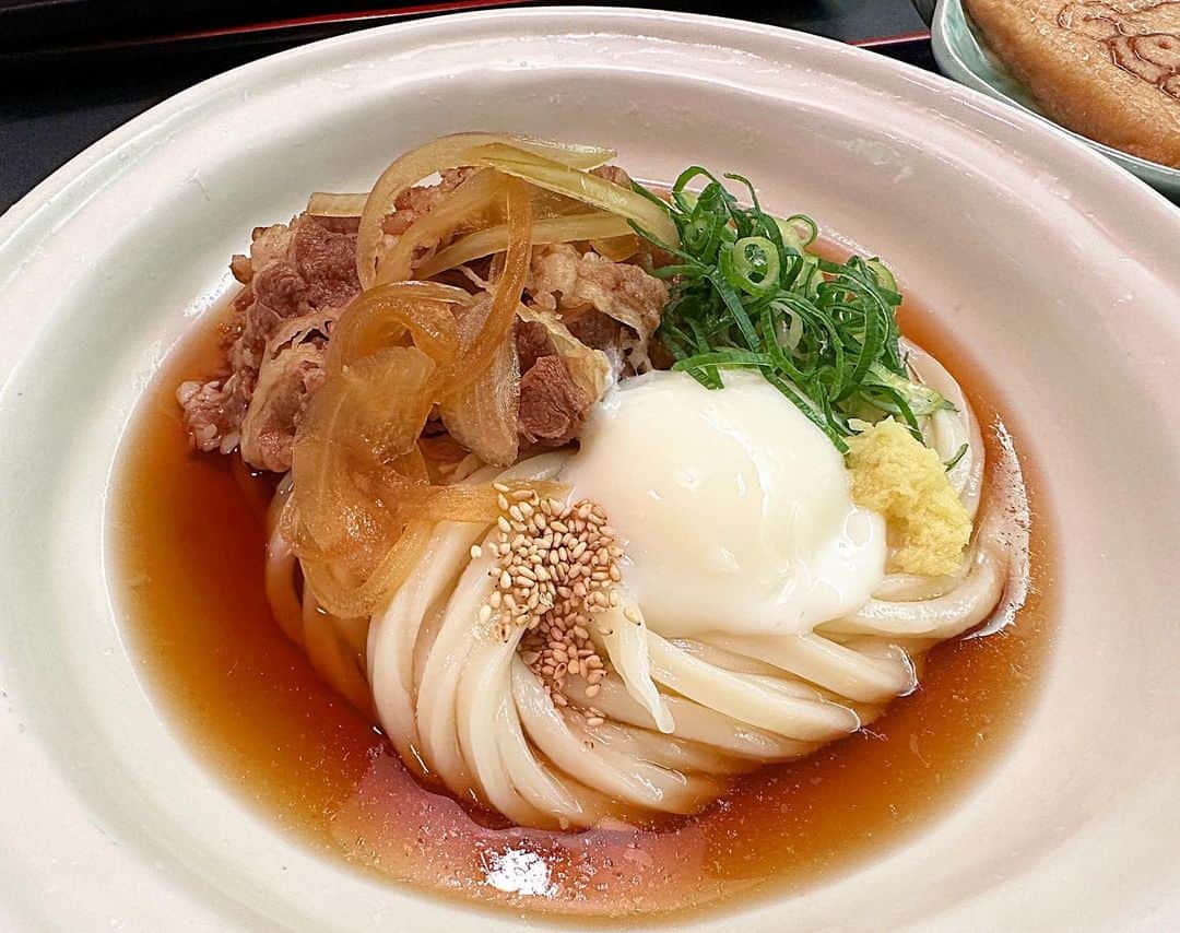 とぎもちのインスタグラム：「. 【高松 🇯🇵 다카마쓰】  兵庫町にある さぬき麺業 本店で 肉ぶっかけうどん💕  しかもヤドンのお揚げ追加 🤣💓  うどんのコシ最高。 やっぱりうどんは香川で食べたい。  #香川ナノタビ #さぬき麺業 #さぬき麺業本店 #ヤドンのお揚げ #讃岐うどん #肉ぶっかけ #ぶっかけうどん #うどん #高松 #香川 #日本 #高松グルメ #香川グルメ #高松うどん #香川うどん #사누키멘교 #사누키멘교효고마치본점 #다카마쓰 #카가와 #일본 #다카마쓰맛집 #사누키우동 #사누키우동맛집 #とぎもちさぬき麺業 #とぎもちうどん #とぎもち肉ぶっかけ #とぎもちヤドン」