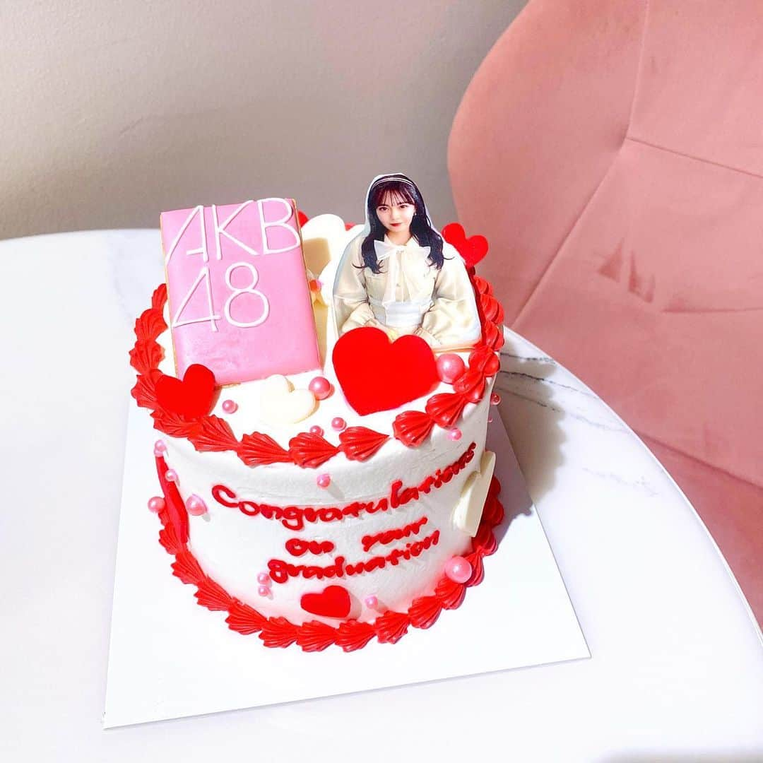 込山榛香のインスタグラム：「亜美への卒業おめでとうケーキ🎂 ⁡ ⁡ 亜美をイメージしてデザインを考えたケーキ AKB48のロゴ入れたかったんです💌 ⁡ いつもケーキをお願いしてる @marinehouse_yourstorycake さんが 今回も凄く素敵に作って下って嬉しい✨ ⁡ ⁡ ⁡ 亜美が喜んでくれて良かった🥰 ⁡ ⁡ ⁡ ⁡ ⁡ #AKB48 #オーダーケーキ #ケーキ #marinehouse」