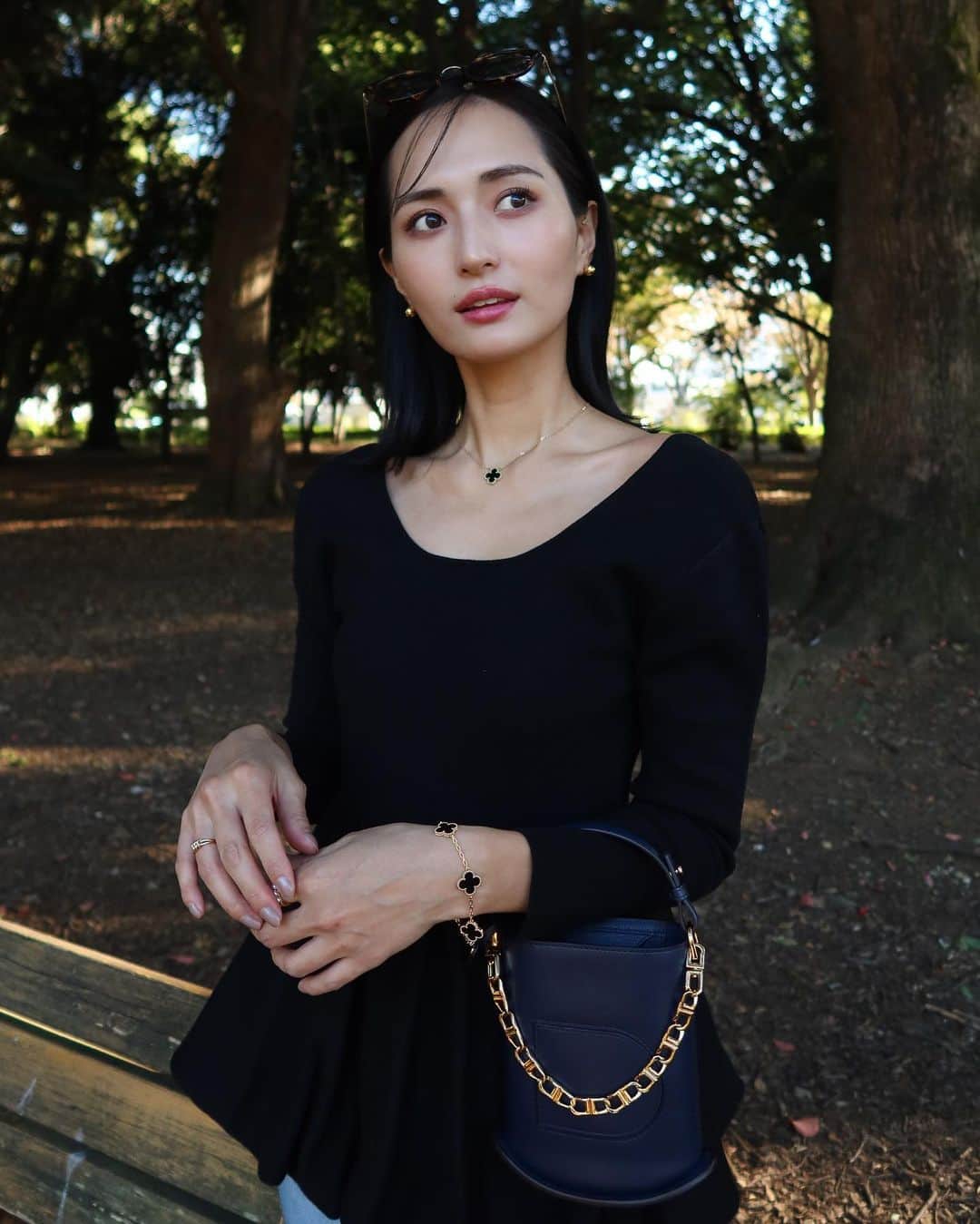 山賀琴子のインスタグラム：「Black × Navy🖤💙  tops... @laubeblanc  pants... @redcardtokyo  shoes... @chanelofficial  bag... @delvaux」