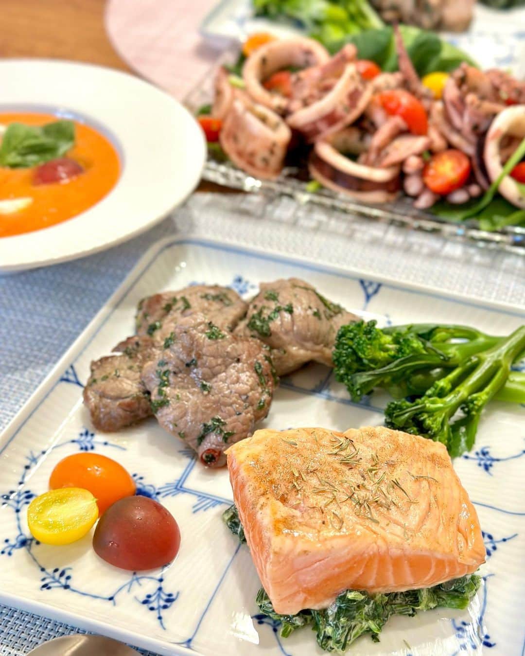 竹内渉のインスタグラム：「スペシャルランチ👩‍🍳 前にも載せた事がある 我が家では超レギュラーメニューの  パプリカの冷製ポタージュ レアサーモン ＋ ラム肉のハーブマリネ イカとトマトのサラダ  サーモンは塩胡椒してバターで焼くだけなので、簡単なのに美味しすぎるからありがたい🤤下にひいてあるほうれん草には、毎回気分で少しずつ変えていますが、今回はマヨネーズ、パセリ、パプリカポタージュで使った粒状のチキンブイヨンを少し混ぜてみたよ^^  作りながらつまみ食いしたせいか、私はサーモンなしのラム肉だけでお腹パンパン💦 出来もよくて大満足なランチでした^^  #あゆむめし」