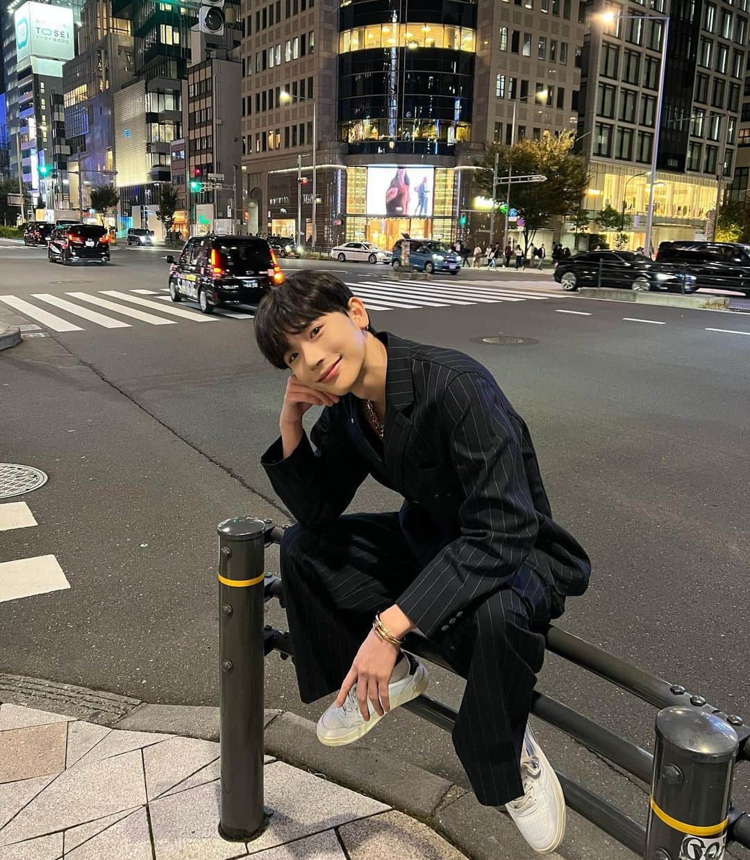 よしあきのインスタグラム：「話題になってた #guandbeautifulpeople コラボ。 セットアップだとフォーマルにも、バラしたら日常使いにもカジュアルなスタイルに使えてお気に入り！  @gu_for_all_  #PR#GU」