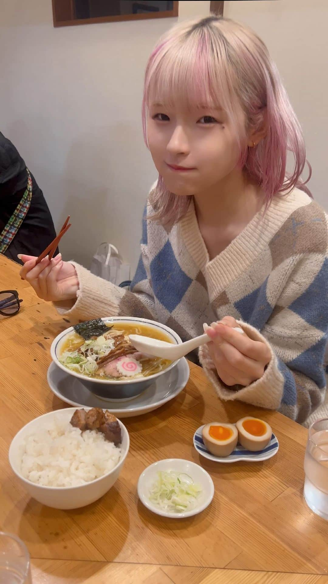 志村美希のインスタグラム：「ラーメンとご飯はセットだよね🍜🍚  炎上しませんように 言い訳しますと、カメラ回って焦って急ぎました  #thereisramen #荻窪ラーメン」