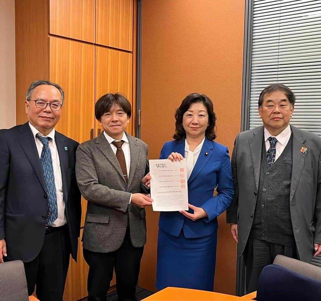 のインスタグラム：「岐阜県私立高等学校保護者連合会　渡邉　玲会長、岐阜県私立中学高等学校協会　下屋浩実会長、近藤　登事務局長がお越しになり、令和6年度私立高等学校等関係政府予算に関する要望をお伺いいたしました。  #岐阜県私立高等学校保護者連合会  #岐阜県私立中学高等学校協会  #野田聖子」