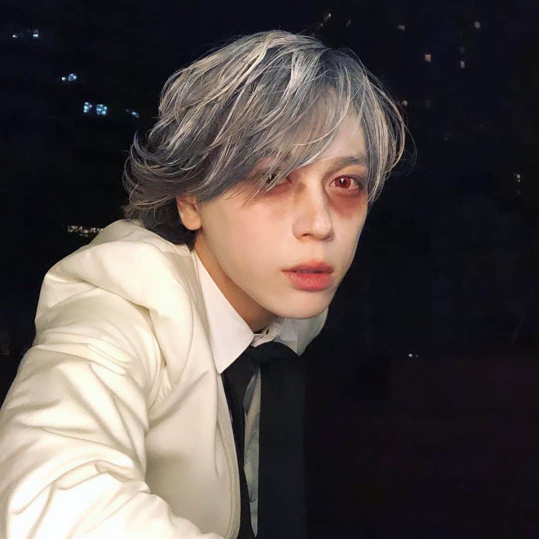 塩谷瞬のインスタグラム：「happy Halloween👻  久しぶりのハロウィン楽しめた？✨  僕は映画の撮影とギャツビーの稽古で バタバタだったけど 仲間のお陰で少し雰囲気を感じられました✨  いよいよ今月はギャツビーが幕を開けます。  是非大切な仲間と一緒に観に来てください✨  素晴らしい日々を！✨  塩谷瞬  🏰 [塩谷 瞬 予約フォーム] 🏰  https://www.quartet-online.net/ticket/gatsby2023?m=0ycjaha」