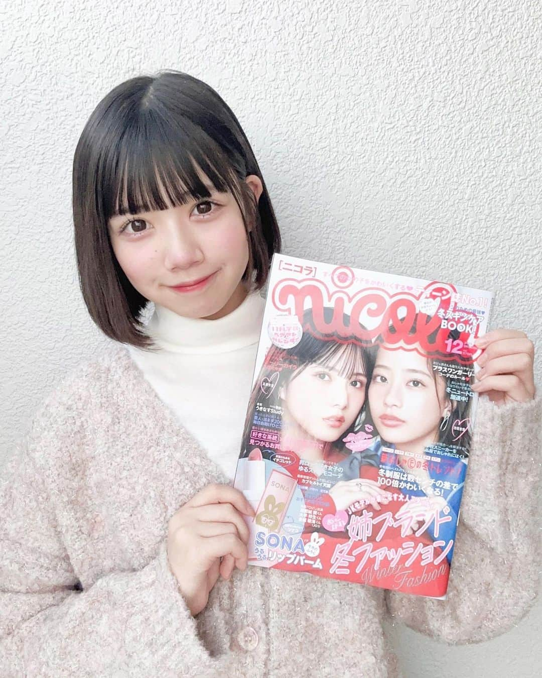 伊藤沙音のインスタグラム：「🧁🐰  ニコラ12月号発売日だよ~♡  カイラちゃんとアンジの大人っぽい表紙が目印！🫶🏻  冬ファッションやスキンケアなど冬に役立つ情報がたくさんだよ！😽  ふろくはSONAうるうるリップバーム🍓  是非ゲットしてねー！   #伊藤沙音 #nicola #ニコラ12月号発売中  #sona  #ソナ」