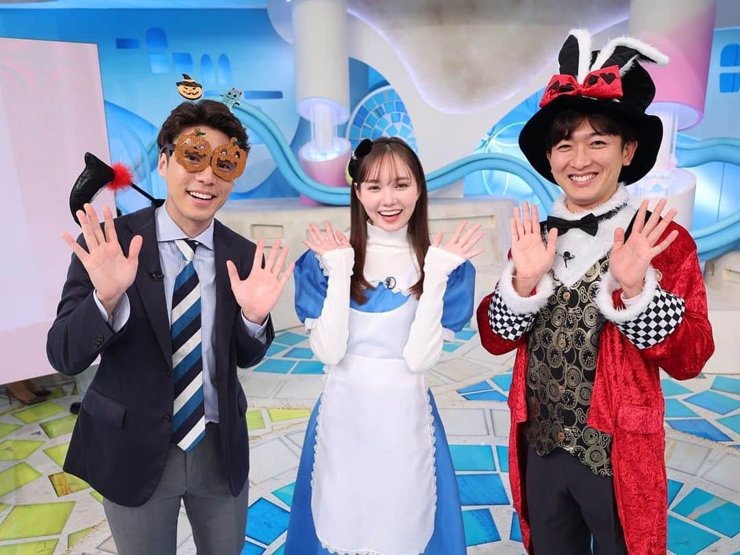 マーシュ彩さんのインスタグラム写真 - (マーシュ彩Instagram)「1日遅れてしまった、、 ハロウィン楽しましたか？ 私はアリスになれて大満足です🎃 寒さ対策バッチリアリス。へへ〜 #zip」11月1日 18時50分 - ayamarshofficial