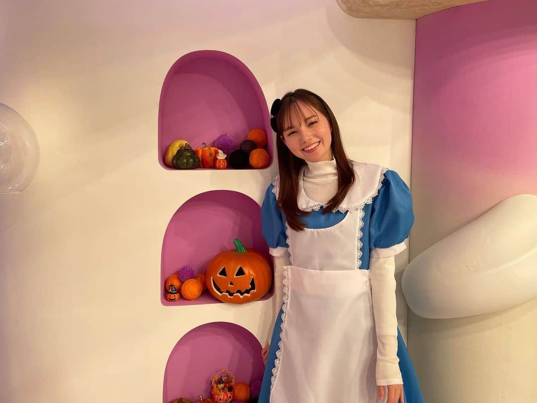 マーシュ彩さんのインスタグラム写真 - (マーシュ彩Instagram)「1日遅れてしまった、、 ハロウィン楽しましたか？ 私はアリスになれて大満足です🎃 寒さ対策バッチリアリス。へへ〜 #zip」11月1日 18時50分 - ayamarshofficial