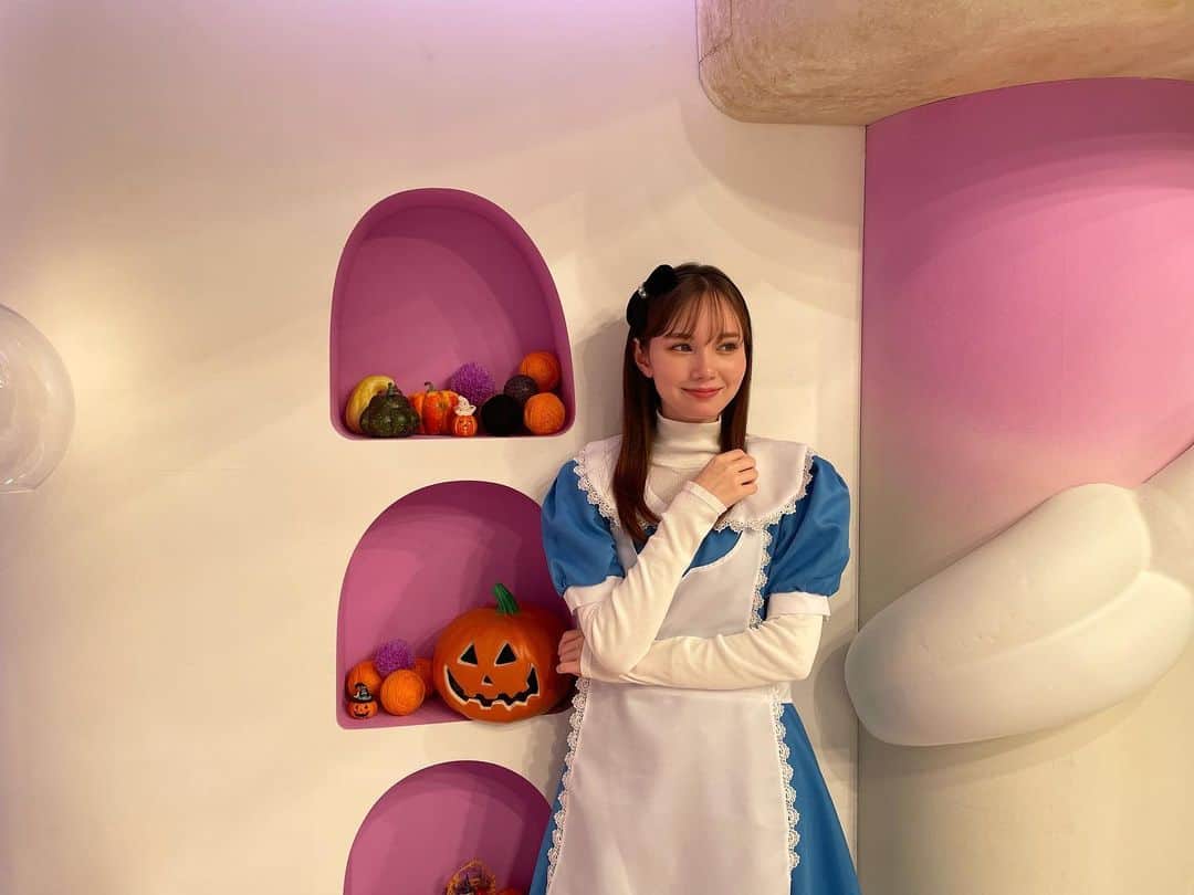 マーシュ彩さんのインスタグラム写真 - (マーシュ彩Instagram)「1日遅れてしまった、、 ハロウィン楽しましたか？ 私はアリスになれて大満足です🎃 寒さ対策バッチリアリス。へへ〜 #zip」11月1日 18時50分 - ayamarshofficial