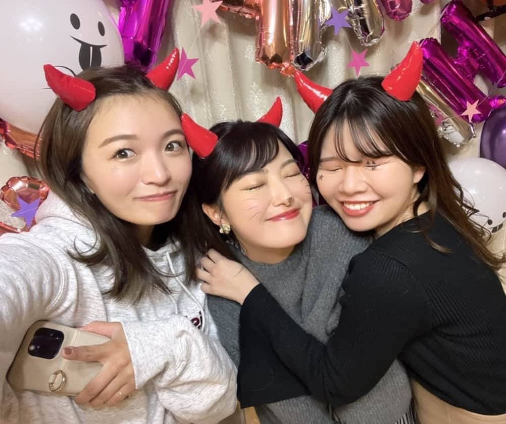 遠野愛のインスタグラム：「Halloweenにパンプキンパイ焼きたい！ といって付き合ってくれる最近一緒にいすぎな同期たち🫶  お絵描きが上手なもえぴにパイ生地きってもらって あんちゃんは酸欠になりながら風船膨らませてくれた🤣  買い物してご飯作って部屋の装飾して 中身のない話をだらだらする究極の女子会☺️笑  茶色すぎて映えないかぼちゃ料理たち。 一年分のかぼちゃを摂取🎃 お家でまったり楽しい〜🐈  #halloween #女子会 #同期」