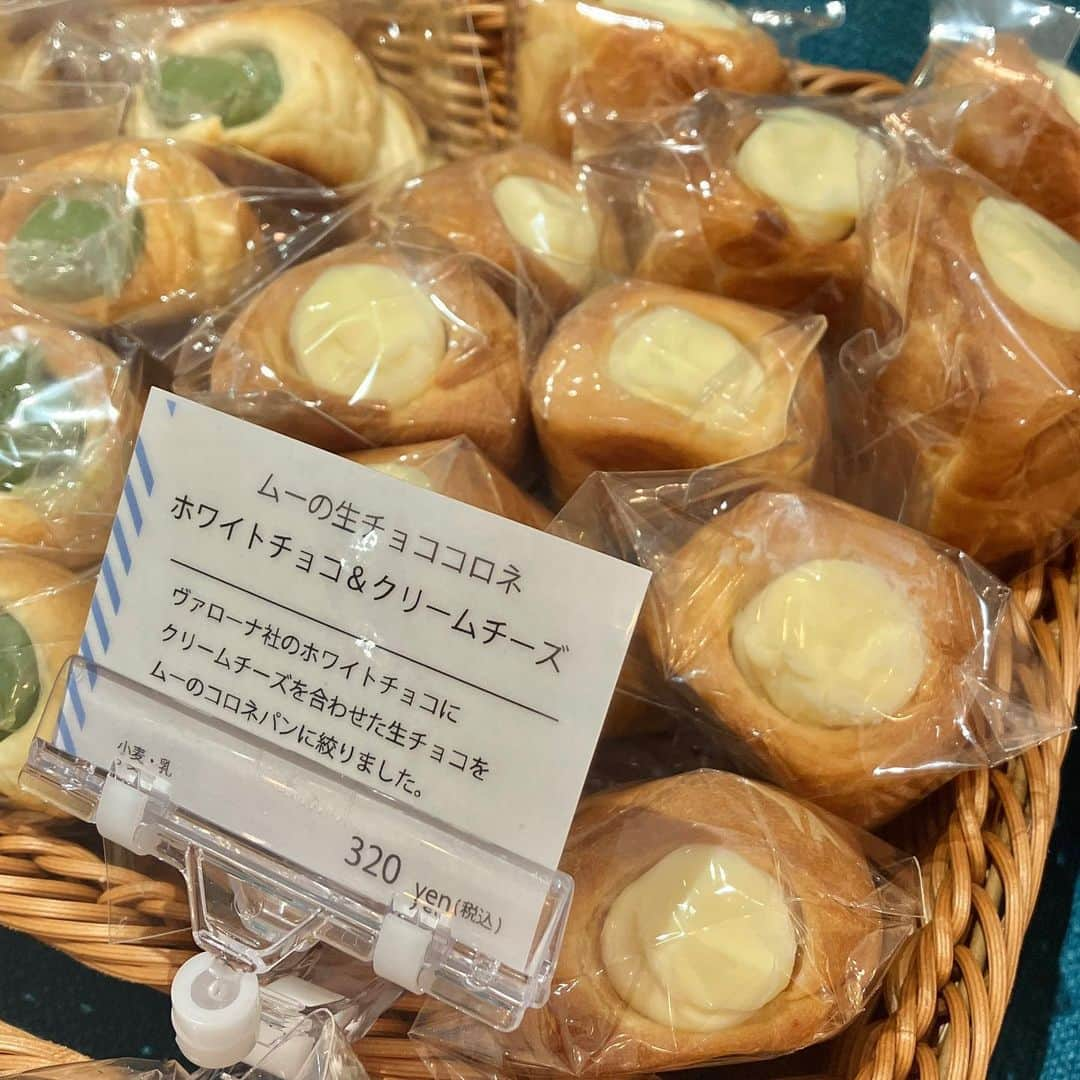 daimarusapporoさんのインスタグラム写真 - (daimarusapporoInstagram)「秋のパンもあります🌰🍞 3階 キキヨコチョに〈#パンとエスプレッソと〉が登場！  毎回人気のフレンチトーストや食パンに加え、新商品や新感覚スイーツも登場しました🥰  🌰マロングラッセのムークリーム(2枚目) ふわふわ食パンに、マロングラッセとマロンクリームを合わせた秋のパン🌰  ⛄️ムーの生チョココロネ「ホワイトチョコ＆クリームチーズ」(3枚目) クリームチーズ入りの生チョコが入った新登場のチョココロネ🥐  などなど、ここでしか味わえない個性豊かなパンが集まりました。  朝ごはんやおうちでのカフェタイムが楽しみになりそう☕️ 毎日をちょっと幸せにしてくれるパンとスイーツ、ぜひ店頭でご覧ください！  ※11/7(火)まで  #大丸札幌 #kikiyococho #キキヨコチョ #札幌パン #食パン #フレンチトースト #チョココロネ #お取り寄せスイーツ #秋スイーツ」11月1日 18時52分 - daimarusapporo