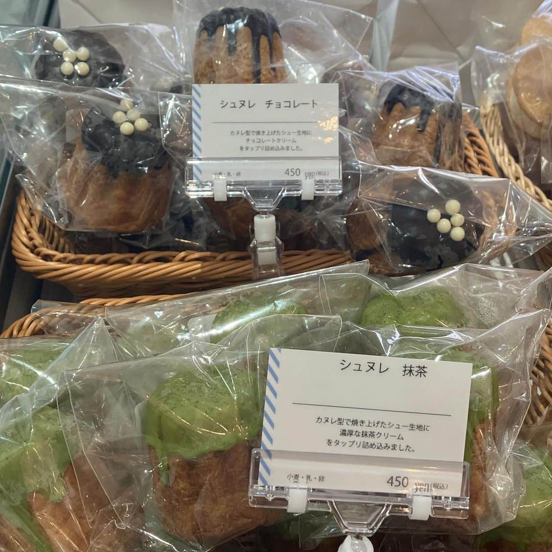 daimarusapporoさんのインスタグラム写真 - (daimarusapporoInstagram)「秋のパンもあります🌰🍞 3階 キキヨコチョに〈#パンとエスプレッソと〉が登場！  毎回人気のフレンチトーストや食パンに加え、新商品や新感覚スイーツも登場しました🥰  🌰マロングラッセのムークリーム(2枚目) ふわふわ食パンに、マロングラッセとマロンクリームを合わせた秋のパン🌰  ⛄️ムーの生チョココロネ「ホワイトチョコ＆クリームチーズ」(3枚目) クリームチーズ入りの生チョコが入った新登場のチョココロネ🥐  などなど、ここでしか味わえない個性豊かなパンが集まりました。  朝ごはんやおうちでのカフェタイムが楽しみになりそう☕️ 毎日をちょっと幸せにしてくれるパンとスイーツ、ぜひ店頭でご覧ください！  ※11/7(火)まで  #大丸札幌 #kikiyococho #キキヨコチョ #札幌パン #食パン #フレンチトースト #チョココロネ #お取り寄せスイーツ #秋スイーツ」11月1日 18時52分 - daimarusapporo