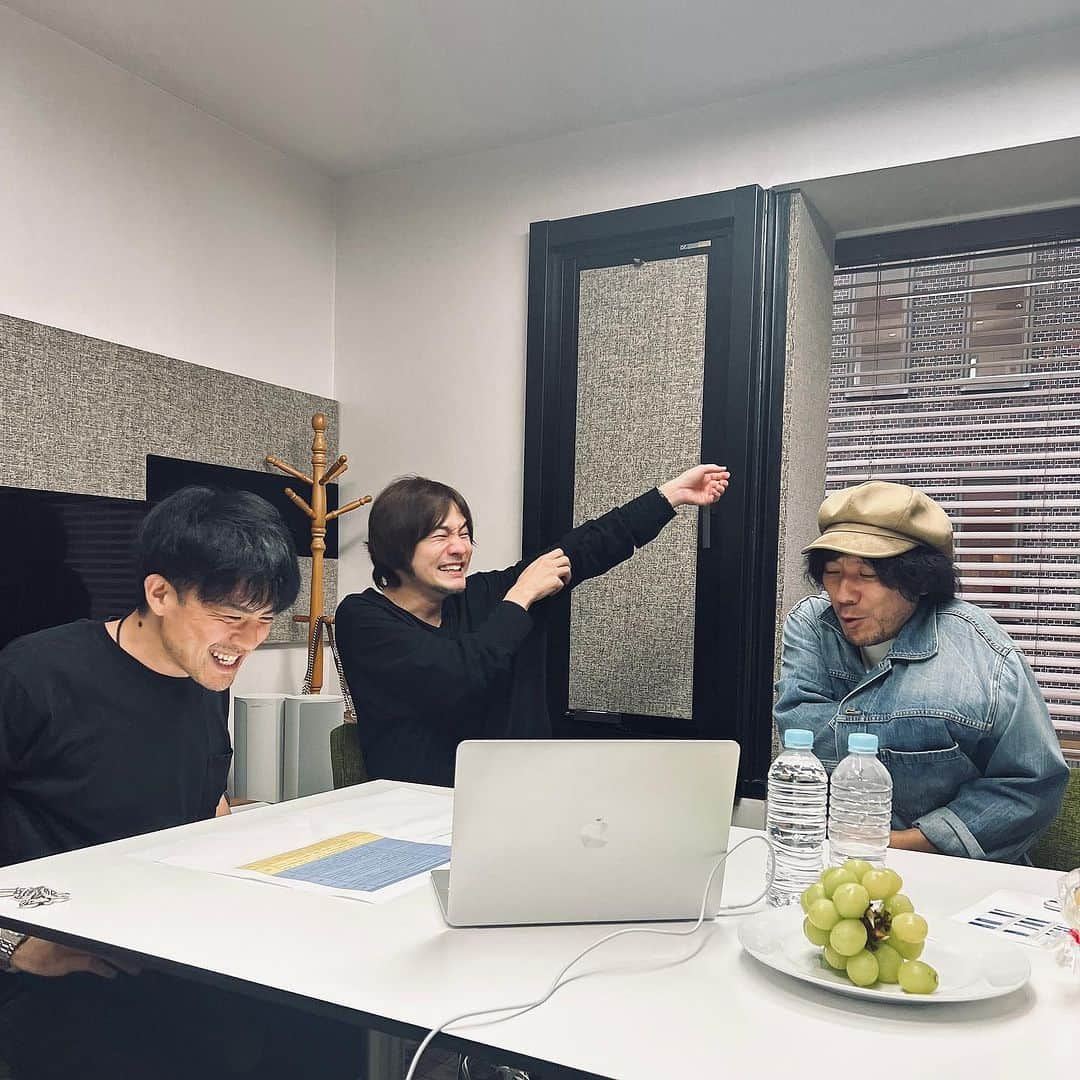 back numberのインスタグラム：「one room radioの裏側🤫  今回はメンバーの「寒さ対策」や皆さんからいただいた感想&リクエストを読みました！📻 収録中、”暑い"という和也さんと”寒い"といって上着を着る依与吏さん。 真逆の2人…このあと和也さんは…㊙️  まだ聞かれていない方はぜひ、オフィシャルファンクラブ”one room”よりお聞きください🔑  #backnumber #bn_manager_diary」