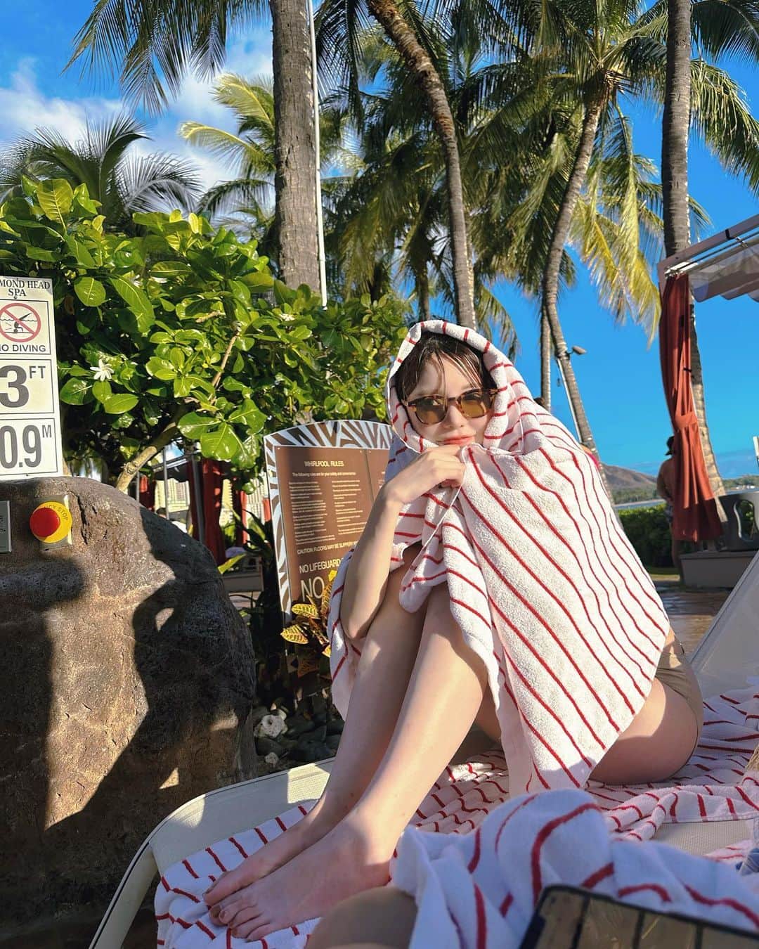林田沙綾のインスタグラム：「ハワイでは @sheratonwaikiki に 泊まったんだけど 日差しを隠すタオルさえもストライプ赤で可愛くて オーシャンビューも ご飯もぜんぶが完璧で最高だった🏖  絶対みたかった 夕日は、最後の夜に見れて 幸せな気持ちになった☺︎ 夕日は、落ちる寸前より 夕日がでてきたくらいが私は1番すきだなぁ 夕日の光が全ての景色に包み込まれるような感じがすき  #ハワイ旅行 #シェラトンワイキキ」