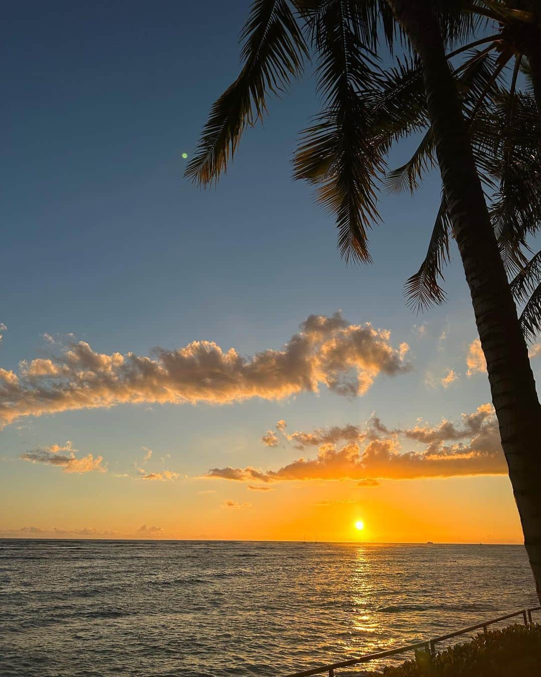 林田沙綾さんのインスタグラム写真 - (林田沙綾Instagram)「ハワイでは @sheratonwaikiki に 泊まったんだけど 日差しを隠すタオルさえもストライプ赤で可愛くて オーシャンビューも ご飯もぜんぶが完璧で最高だった🏖  絶対みたかった 夕日は、最後の夜に見れて 幸せな気持ちになった☺︎ 夕日は、落ちる寸前より 夕日がでてきたくらいが私は1番すきだなぁ 夕日の光が全ての景色に包み込まれるような感じがすき  #ハワイ旅行 #シェラトンワイキキ」11月1日 19時01分 - saaya.xoxo