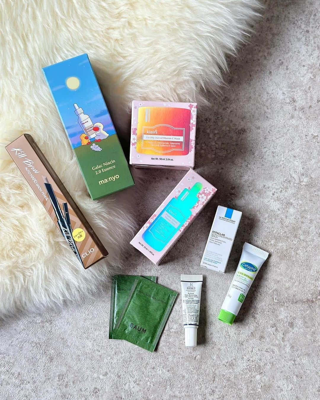 sweetieさんのインスタグラム写真 - (sweetieInstagram)「【 Our Favorite Cosmetics 】 ⁡ 毎月届く楽しみなコスメのサブスク 10月の "Raxy Beauty Box" は 楽天のベスコス受賞アイテムを 中心にセレクトされてました👑 ⁡ やっぱり韓国コスメは評価が高くて 人気なのを今年はより感じましたよね〜♡ ⁡ 今日から11月だなんて早い！！ 今年も足早に過ぎてくのを感じます ⁡ @raxybeautybox_jp  今回のボックスはこんな感じでした ╋⃞ིྀ𓈒  𑁍𓏸𓈒𓂃𓂃𓂃𓂃𓂃𓂃𓂃𓂃𓂃𓂃𓂃🕊 ⁡ @manyo.japan  魔女工場 manyo ガラクナイアシン2.0エッセンス ⁡ @klairs.jp  klairs フレッシュリージュースドVドロップ フレッシュリージュースドVEマスク ⁡ @cliojapan  キルブロウオートハードブロウペンシル 03ピーナッツブラウン ⁡ @larocheposayjp  ラロッシュポゼ エファクラピールケアセラム ⁡ @kiehlsjp  キールズ リニューイングセラム ⁡ @cetaphil_jp  セタフィル モイスチャライジングクリーム  @baum_global  BAUM オーデコロン・エッセンスローション ＿＿＿＿＿＿＿＿＿＿＿＿＿＿＿＿＿＿＿＿＿＿＿＿＿ #PR#raxybeautybox#raxy公式アンバサダー #raxyビューティーボックス#コスメのサブスク #サブスク #楽天コスメ#韓国コスメ#韓国スキンケア#コスメ大好き#スキンケア大好き」11月1日 19時02分 - ausweetie