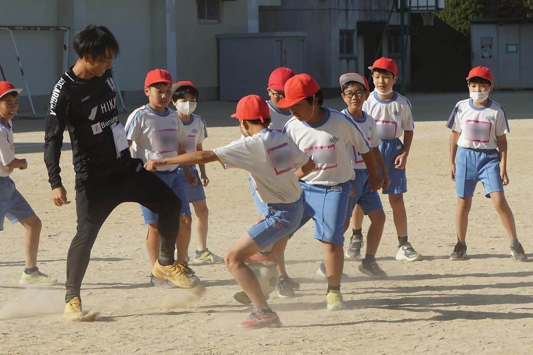 愛媛FCのインスタグラム：「#ホムカツッ！🏫   本日は、伊予市立 #郡中小学校 へ #曽根田穣 選手、#矢田旭 選手が訪問しました🏫  本日も楽しい交流会⚽️ 活動を終えた後には、児童の皆さんからの応援メッセージのプレゼントが✨📣 熱い応援メッセージありがとうございました😊‼️  #伊予市 #ehimefc #MCMT #マッチシティ伊予市 #学校訪問 #ホームタウン活動  #イケメン2人  #サイン #争奪ジャンケン大会  @yutaka_soneda  @asahi_yada20」