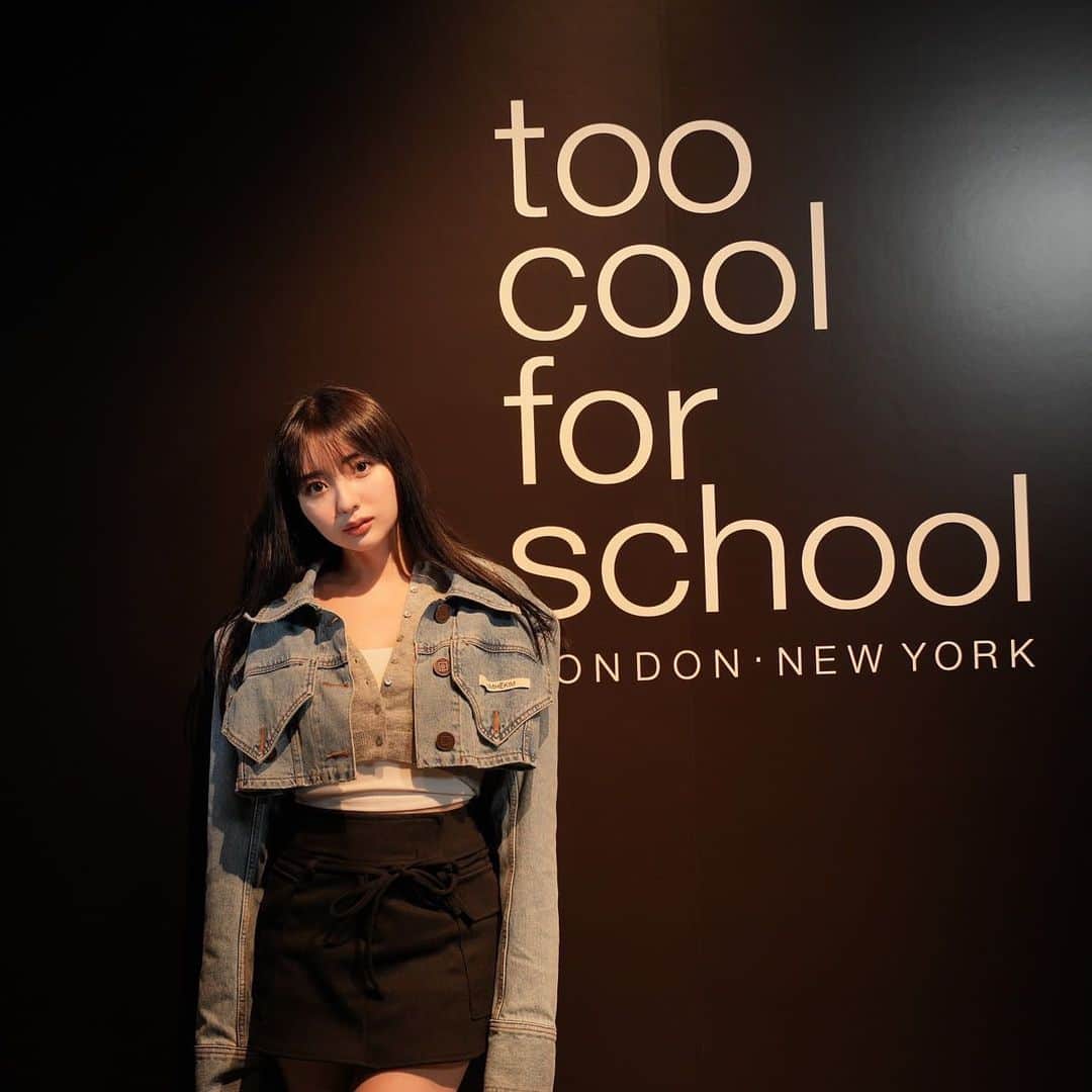 萩原うららのインスタグラム：「先日大好きなtoo cool for school  @toocoolforschool_official_jp のパーティに招待して頂きました💓  too cool for schoolは、日本だとシェーディングが有名なブランドだと思うんだけど、韓国ではシェーディングは勿論、最近はクッションファンデも大バズりしてるの🫶  パーティではクッションファンデのタッチアップもやってて、メイクの上からだったけど、きれいなハーフマット肌に仕上がって大満足だったよ☺️✨  私のお気に入りコスメは、プロタージュペンシルというマルチペンシル（3枚目）なんだけど、涙袋が爆誕する神アイテムで私の動画だったり、インスタライブとかで度々登場してるアイテムだよ👌  で、メイクアップアーティスト福岡玲衣さんのトレンドメイクアップライブでマルチペンシルをアイシャドウやハイライトとして使ってて、そんな使い方もあるのか〜って本当に勉強になった💓  とっても楽しいパーティだったなぁ🥰  #PR #toocoolforschool #TCFSbrandday」