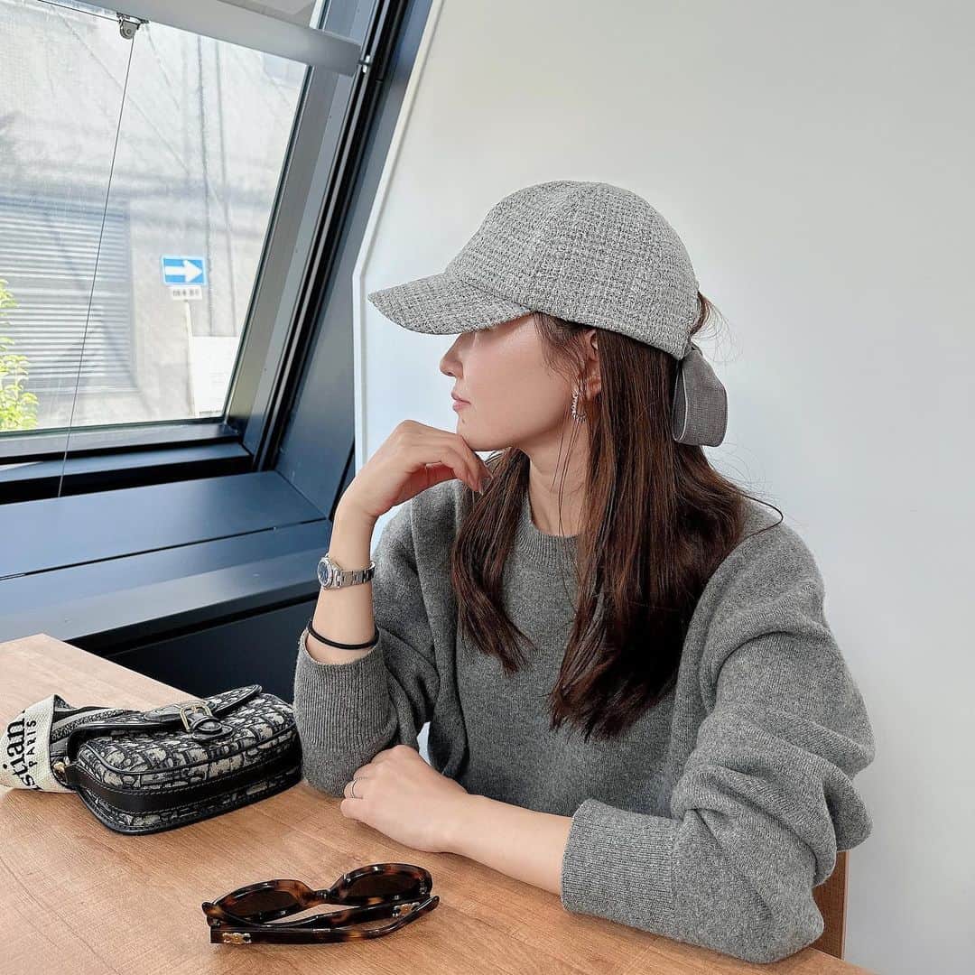 のインスタグラム：「ずっとキャップを探してて🧢 ツイードで淡いグレーの色味が可愛いキャップを見つけた🩶 @elemieux_   上品な色味でカジュアルすぎずコーデに取り入れやすいところが気に入ってて😎✨  まずはワントーンコーデ🩶 後ろ姿もベロアのリボンで抜かりなくかわいい🥹🫰🏻  キャップに合わせて久しぶりにダウンヘアにしてみたら新鮮だった😚  cap @elemieux_  knitwear/bag  @dior pants @_bluelea_ (Flare tuck wide pants ) sneaker @celine」
