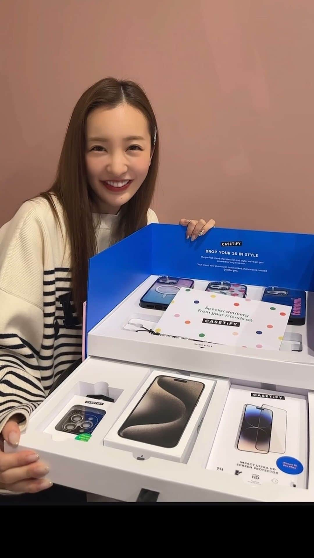 板野友美のインスタグラム：「CASETiFYさんから📱🩷 プレゼントが届きました🪽  ミラーケースがほんっとにすき。」