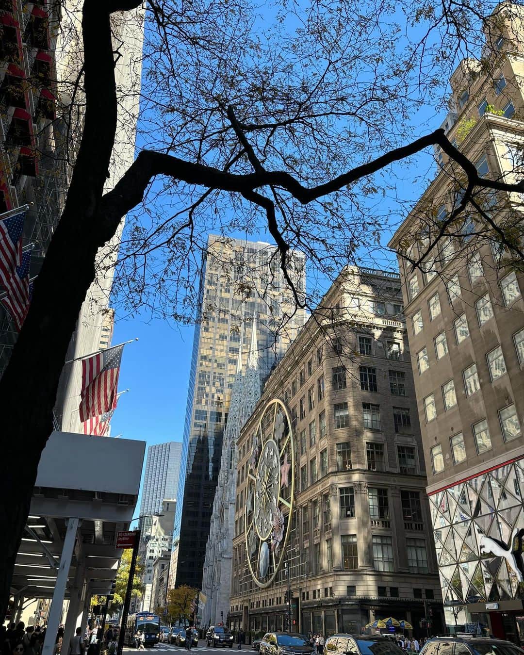 メラニー・サイクスさんのインスタグラム写真 - (メラニー・サイクスInstagram)「Morning  I'm so inspired by my trip to New York.  Every street I went down is imprinted on my mind. The movies and TV shows all set here just come to life in this magnificent city. That said, nothing can quite capture its true vibe.  If you haven't been, it's a must It was a real privilege to be there, and everyone I met, was kind, helpful and fun.  The energy is uplifting and I cannot wait to go back. Here's some photos of the things I saw and places I visited. Have a fabulous day all #newyork #fall #centralpark #metropolitanmuseumofart #trees #skyscrapers  #sky  #reflection #inspiration #sunshine #newyorkcity #brooklyn #timessquare #thechurchoftheheavenlyrest #photography #highvibe」11月1日 18時55分 - msmelaniesykes