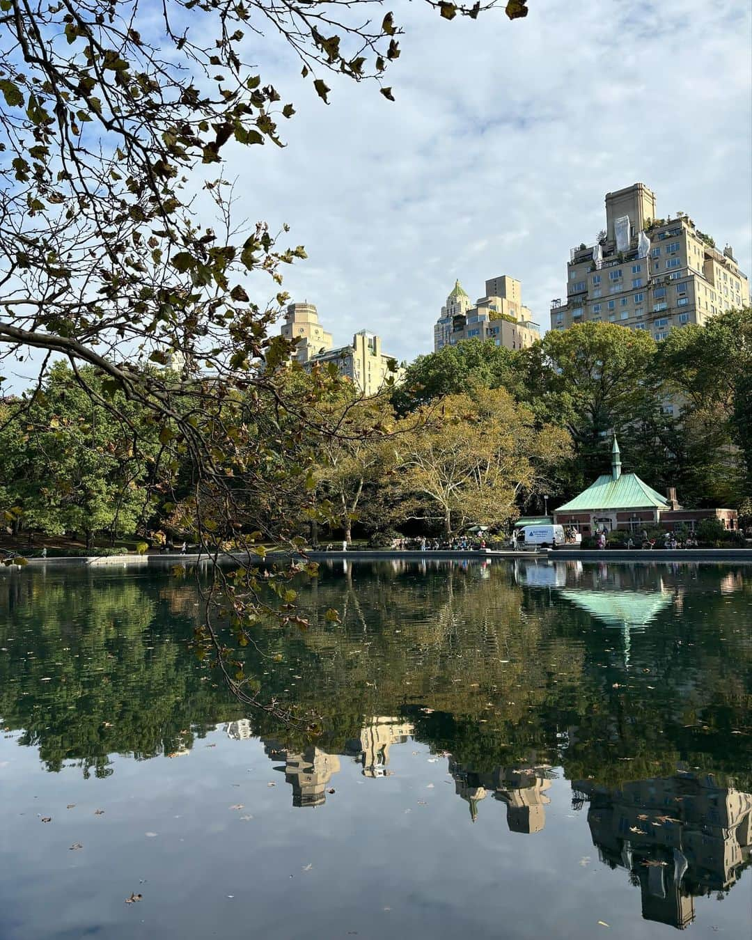 メラニー・サイクスのインスタグラム：「Morning  I'm so inspired by my trip to New York.  Every street I went down is imprinted on my mind. The movies and TV shows all set here just come to life in this magnificent city. That said, nothing can quite capture its true vibe.  If you haven't been, it's a must It was a real privilege to be there, and everyone I met, was kind, helpful and fun.  The energy is uplifting and I cannot wait to go back. Here's some photos of the things I saw and places I visited. Have a fabulous day all #newyork #fall #centralpark #metropolitanmuseumofart #trees #skyscrapers  #sky  #reflection #inspiration #sunshine #newyorkcity #brooklyn #timessquare #thechurchoftheheavenlyrest #photography #highvibe」