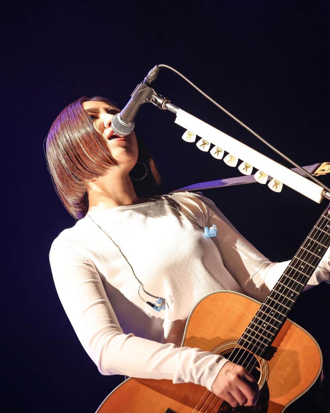 阿部真央のインスタグラム：「2023.10.27(Fri)  阿部真央Acoustic Live Tour『I've Got the Power』@ 渋谷Spotify O-EAST  Photo by  1, 4 : 森好弘 @mori_came  2, 3 : 百恵 @mo_momomooji  #阿部真央 #IGPtour_abemao」