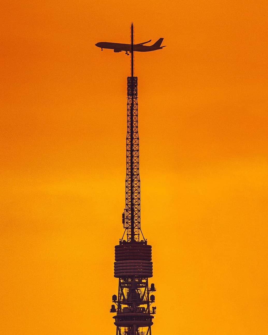 東京タワーのインスタグラム：「. 夕焼けに染まる秋空に浮かぶ 東京タワー塔頂部のシルエット。   幾何学模様に見える塔頂部のてっぺんには 串刺しにされた飛行機が！💦✈️   絶妙な瞬間をおさめた見事な一枚です✨   本日は、Your Tokyo Tower🗼から @yashishi022 さんのお写真をご紹介！   素敵なお写真をありがとうございました😊  ———————————  【 お知らせ 】  🆕 TikTok  東京タワーの公式TikTokアカウントが 開設されました！  詳細はプロフィールにあるリンクから↓ @tokyotower_official  ■ 公式LINE  東京タワー公式LINEでは 東京タワーのイベント情報を お届けしています！  詳細はプロフィールにあるリンクから↓ @tokyotower_official  ■ Your Tokyo Tower 🗼  # your_tokyotowerで あなたの東京タワーをリポスト！  @tokyotower_official の タグ付けをしてくれると見つけやすいよ！  皆様からの投稿 どしどしお待ちしております！  ———————————  #東京タワー #東京タワー🗼  #tokyotower  #tokyotower🗼  #夕焼け #マジックアワー #sunset」