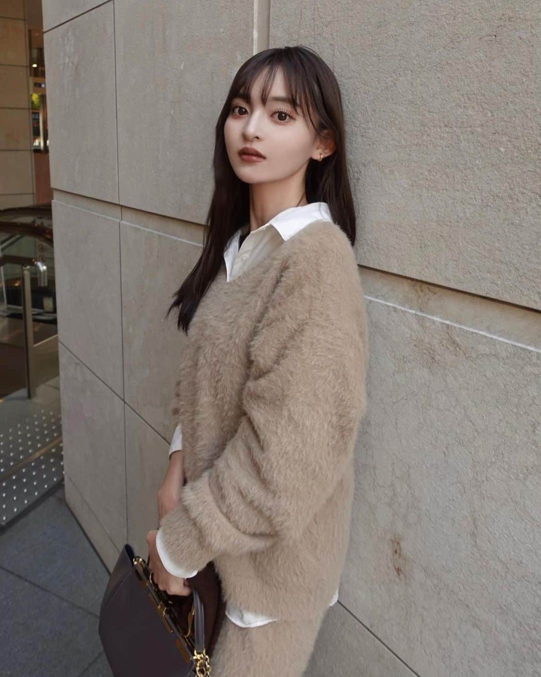 池田有里紗のインスタグラム：「ootd.✨  Vネックのシャギーニットに シンプルなシャツをレイヤードして 抜け感を。  @basement_online の展示会で 一目惚れしてsetupでゲットしました✨  サテンスカートとかと 合わせても着たいな..☺️  setup @basement_online  shirt @loungedress  bag @zanchetti_japan  stole @edward_brown_official   #ootd #ars_ootd #basementonline #ベースメントオンライン #シャギーニット #ワントーンコーデ #セットアップ」