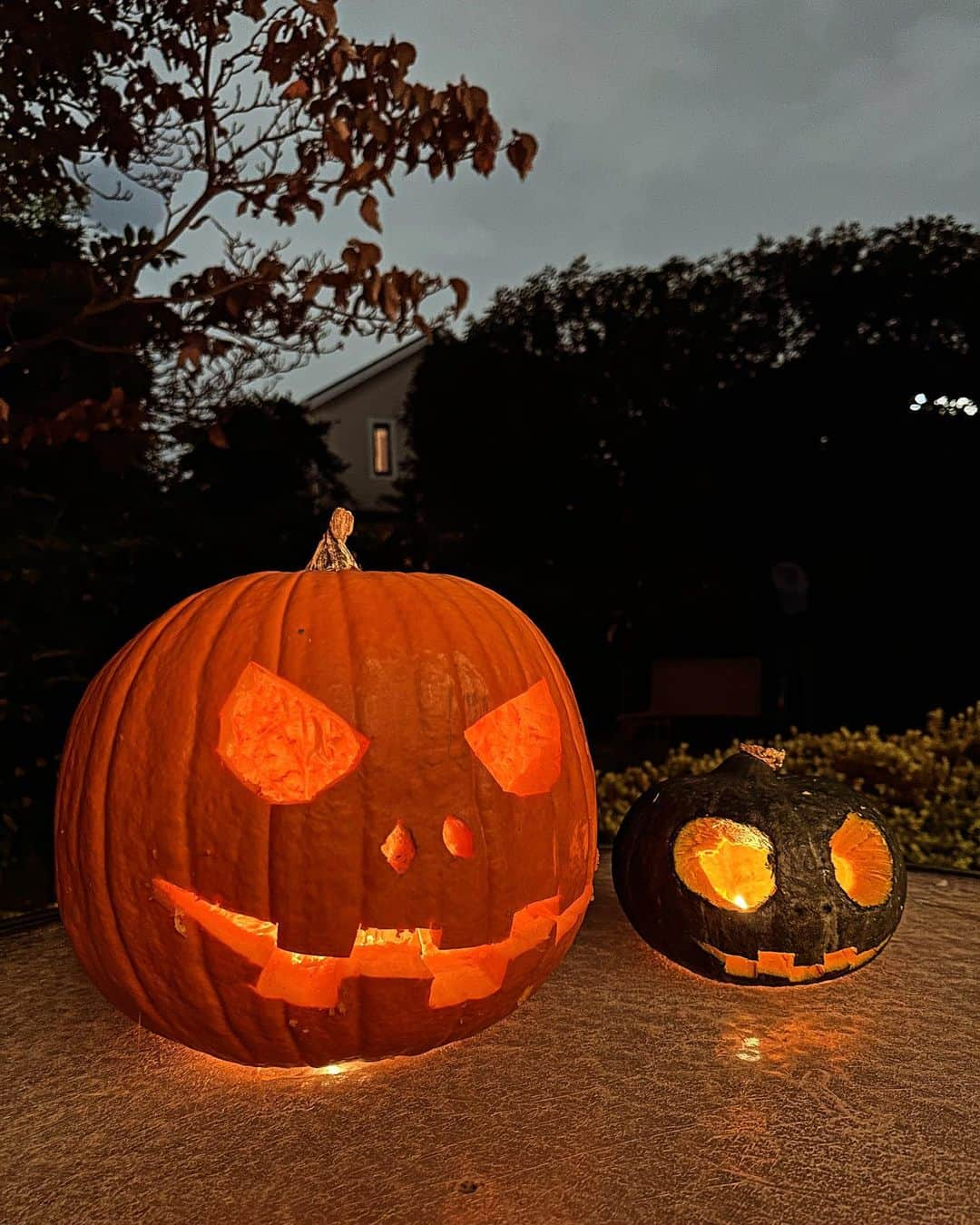 SHOKOのインスタグラム：「週末から、楽しいハロウィンの日々でした🎃🧡 ある日は、子供の親友がいつものように遊びに来て、話の流れで「Jack-o'-Lantern（ジャック・オー・ランタン)」を作ることに。 父からのUS土産のパンプキンカッターのセットがあったので（アメリカらしい商品ですねぇ🇺🇸）そちらを使い、オレンジの西洋カボチャは柔らかく、グリーンの日本カボチャの硬いこと！🔨 私よりも小柄なママ友は、まさかの力持ち💪そのルックスからは想像できないほど力一杯にくり抜いてくれました🎃 中にキャンドルを入れて外で灯せば、夕方18時でも真っ暗な今の季節は雰囲気が出ます👻🌒 子供たちも大喜び。来年も作りたいな🌙」