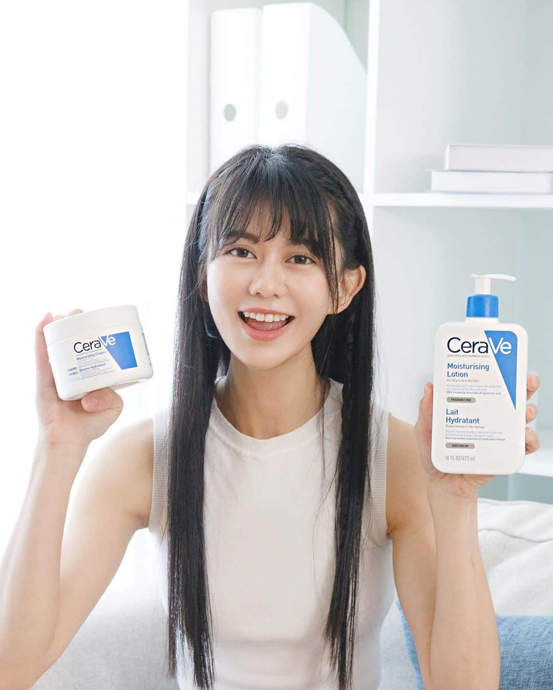 白癡公主のインスタグラム：「每次遇上天氣變化 me的皮膚就會乾癢出屑 我這火辣的身材怎麼可以被這些屑屑玷污？   上次Cosplay冰雪女王遇到乾妹妹還得幫她擦乳液 這次扮演呷麵女郎也因為抓癢痕跡而被瘋狂粉絲認出 每到這種危肌時刻就要出動我的愛—適樂膚CeraVe   別的時候你沒買就算了 但雙11這麼優惠錯過就真的恩湯 全館限時85折！ 一年就這麼一次最後優惠！ 一年四季的份我都要趁這次囤起來   適樂膚CeraVe有兩款超強保濕產品 可以根據肌膚需求選擇不同的質地 長效清爽保濕乳、長效潤澤修護霜 兩款都不會黏又好保濕   其中含有的高效三重神經醯胺 (EOP、AP、NP) 可以修護肌膚脫屑及乾癢症狀 除了有美國濕疹協會的安心認證外 保濕舒緩效果也好到連美國皮膚科醫師都第一推薦 而且就因為它的成分很單純 不管是阿公阿嬤爸爸媽媽叔叔阿姨嬸嬸外甥鄰居都可以用 各種乾、各種癢、各種屑都能OUT 現在就手機打開立刻就到momo/蝦皮搶購   偷偷預告這兩天我會上線直播熱舞（並沒有） 大家會準時收看咩？   #適樂膚 #CeraVe #長效清爽保濕乳 #長效潤澤修護霜 #美國皮膚科醫生第一推薦」