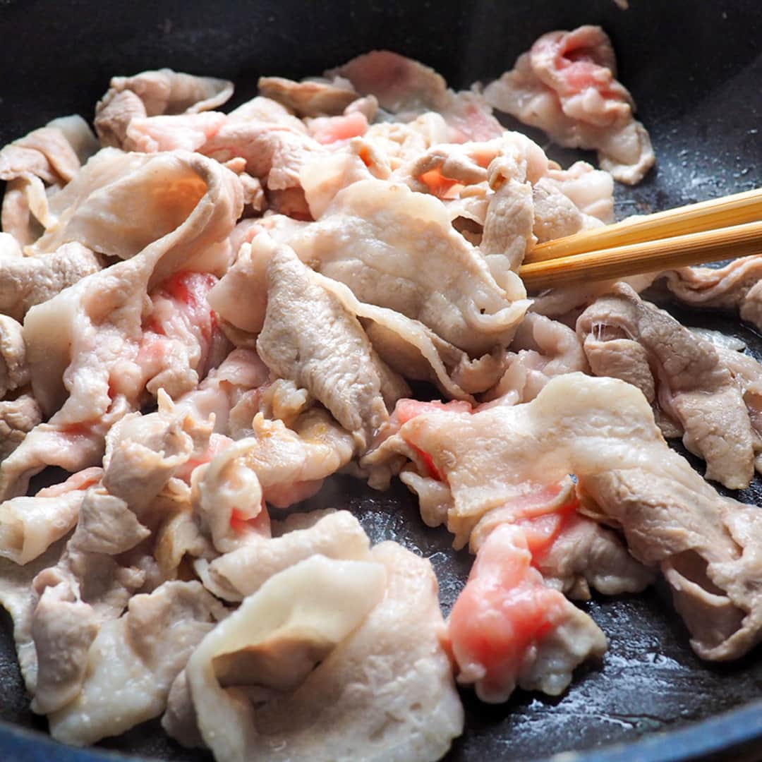 おうちごはん編集部さんのインスタグラム写真 - (おうちごはん編集部Instagram)「【ご飯がすすむ肉豆腐】#レシピ あり▼  大好きな甘辛味で、ごはんがすすむ #肉豆腐 ✨ すき焼きほどかしこまらず、鍋ほど材料が必要ない👍 煮込み10分で作れちゃう簡単レシピなのにボリュームも満足感もたっぷり🙆‍♀️ フライパンごと食卓へどうぞ🎵  --------👇レシピ👇---------  ご飯がすすむ肉豆腐  ▼材料（4人分）  ・豚肉薄切り（牛肉でもOK）……300g ・木綿豆腐……2丁 ・長ねぎ……2本  【A】 ・水……200ml ・醤油……大さじ4 ・砂糖……大さじ3 ・みりん……大さじ3 ・酒……大さじ3 ・顆粒だし……小さじ2 ・生姜チューブ……5cm  ▼作り方  1. 木綿豆腐は食べやすい大きさに、長ねぎは斜めに切る。Aは合わせておく。  2. フライパンに油を入れて加熱し、豚肉を炒める。  3. 豚肉の色が半分色が変わったらフライパンの奥に寄せて、手前にねぎを入れて炒める。  4. 少しくたっとしたらねぎもはじに寄せて、豆腐を入れる。  5. Aの合わせ調味料を流し入れ、落とし蓋をして中火で10分煮たら完成。  💡落し蓋はアルミホイルでOK！  🤗煮込み終了後はすぐに食卓に運んでもいいですが、冷める最中にぐんと味が染みるので、一度ぬるいくらいまで冷ましてから再度温めて食べるとよりおいしいです。  photo by @a.jinja  🔽「ご飯がすすむ肉豆腐」のレシピは、おうちごはんの記事でもご紹介しています！ https://ouchi-gohan.jp/2581/  ------------------ ◆このレシピを作ってみたいと思った方は「保存📄」を、おいしそうと思った方はぜひ「いいね♥」してね😚  ◆ #おうちごはんLover を付けて投稿するとおうちごはんの記事やこのアカウント、おうちごはん発信のトレンドリリースなどでご紹介させていただくことがございます。スタッフが毎日楽しくチェックしています♪ ------------------  #おうちごはんlover #おうちごはんラバー #ouchigohanlover #ouchigohan  #あしたのおうちごはん #おうちごはん #recipe #レシピ #晩御飯 #主菜 #主菜レシピ #おかず #おかずレシピ #時短レシピ #時短 #肉豆腐 #豚肉 #鍋 #煮込み #今日のおかず #自炊 #手料理 #豆腐 #簡単 #フライパンレシピ #ワンパンレシピ」11月1日 19時00分 - ouchigohan.jp