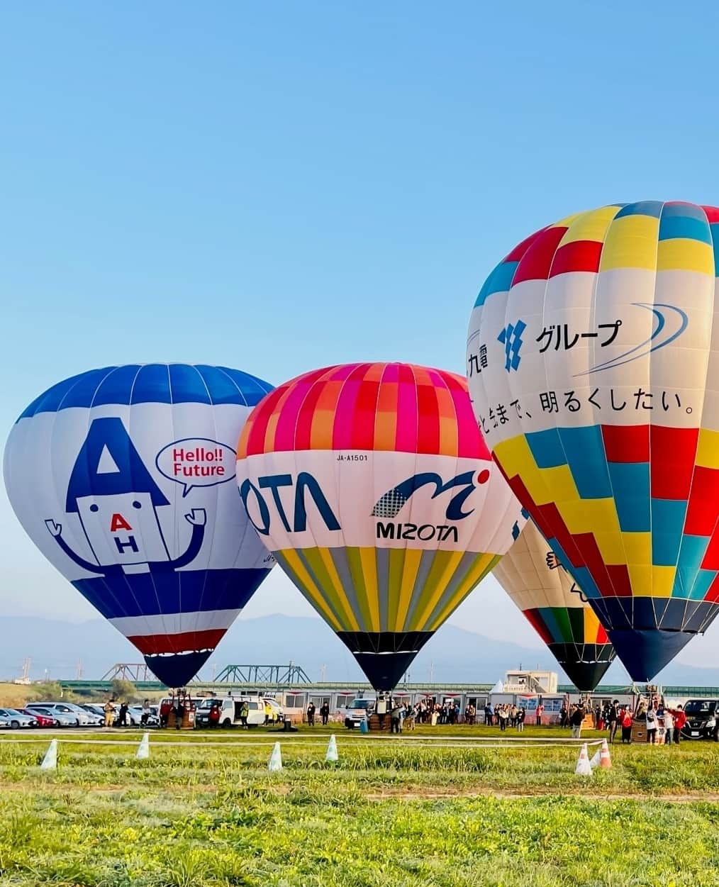 日本経済新聞社さんのインスタグラム写真 - (日本経済新聞社Instagram)「アジア最大級の熱気球大会「佐賀インターナショナルバルーンフェスタ」が1日、佐賀市で開幕しました。新型コロナウイルスの影響で中断していた海外選手の本格的な受け入れを再開し、4年ぶりの通常開催に。5日までの期間中に米国や韓国など15の国・地域からの25機、国内からは100機の計125機が参加する予定で、カラフルな熱気球が佐賀の秋空を彩ります。⁠ ⁠ 詳細はプロフィールの linkin.bio/nikkei をタップ。⁠ 投稿一覧からコンテンツをご覧になれます。⁠→⁠@nikkei⁠ ⁠ #佐賀インターナショナルバルーンフェスタ #バルーンフェスタ #気球 #佐賀 #日経電子版 #ニュース」11月1日 19時00分 - nikkei