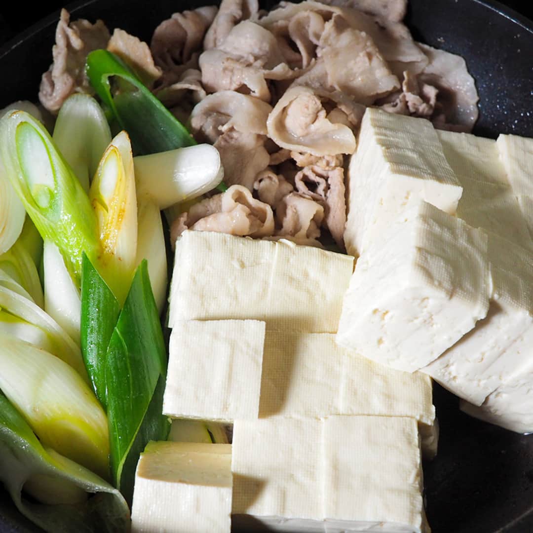 おうちごはん編集部さんのインスタグラム写真 - (おうちごはん編集部Instagram)「【ご飯がすすむ肉豆腐】#レシピ あり▼  大好きな甘辛味で、ごはんがすすむ #肉豆腐 ✨ すき焼きほどかしこまらず、鍋ほど材料が必要ない👍 煮込み10分で作れちゃう簡単レシピなのにボリュームも満足感もたっぷり🙆‍♀️ フライパンごと食卓へどうぞ🎵  --------👇レシピ👇---------  ご飯がすすむ肉豆腐  ▼材料（4人分）  ・豚肉薄切り（牛肉でもOK）……300g ・木綿豆腐……2丁 ・長ねぎ……2本  【A】 ・水……200ml ・醤油……大さじ4 ・砂糖……大さじ3 ・みりん……大さじ3 ・酒……大さじ3 ・顆粒だし……小さじ2 ・生姜チューブ……5cm  ▼作り方  1. 木綿豆腐は食べやすい大きさに、長ねぎは斜めに切る。Aは合わせておく。  2. フライパンに油を入れて加熱し、豚肉を炒める。  3. 豚肉の色が半分色が変わったらフライパンの奥に寄せて、手前にねぎを入れて炒める。  4. 少しくたっとしたらねぎもはじに寄せて、豆腐を入れる。  5. Aの合わせ調味料を流し入れ、落とし蓋をして中火で10分煮たら完成。  💡落し蓋はアルミホイルでOK！  🤗煮込み終了後はすぐに食卓に運んでもいいですが、冷める最中にぐんと味が染みるので、一度ぬるいくらいまで冷ましてから再度温めて食べるとよりおいしいです。  photo by @a.jinja  🔽「ご飯がすすむ肉豆腐」のレシピは、おうちごはんの記事でもご紹介しています！ https://ouchi-gohan.jp/2581/  ------------------ ◆このレシピを作ってみたいと思った方は「保存📄」を、おいしそうと思った方はぜひ「いいね♥」してね😚  ◆ #おうちごはんLover を付けて投稿するとおうちごはんの記事やこのアカウント、おうちごはん発信のトレンドリリースなどでご紹介させていただくことがございます。スタッフが毎日楽しくチェックしています♪ ------------------  #おうちごはんlover #おうちごはんラバー #ouchigohanlover #ouchigohan  #あしたのおうちごはん #おうちごはん #recipe #レシピ #晩御飯 #主菜 #主菜レシピ #おかず #おかずレシピ #時短レシピ #時短 #肉豆腐 #豚肉 #鍋 #煮込み #今日のおかず #自炊 #手料理 #豆腐 #簡単 #フライパンレシピ #ワンパンレシピ」11月1日 19時00分 - ouchigohan.jp