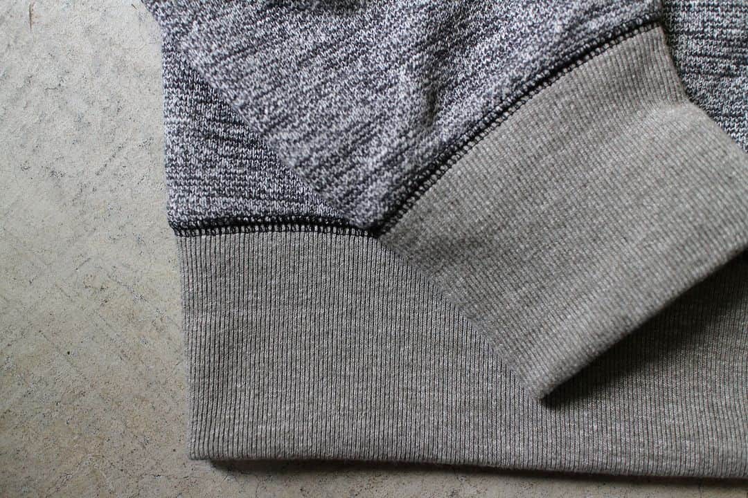 Jackmanさんのインスタグラム写真 - (JackmanInstagram)「▽ FW23 GG SWEAT CREWNECK JM7292 100%COTTON ￥17,600 Color: 289 Gray Heather Black  今秋だけのお色 グレーヘザーブラック  表側に黒杢糸と グレー杢糸をブレンドして その濃淡を使って うっすらとボーダーに見えるように 柄を表現した 特徴ある表情です  非常に珍しいブレンド具合を お楽しみください」11月1日 19時00分 - jackman_official