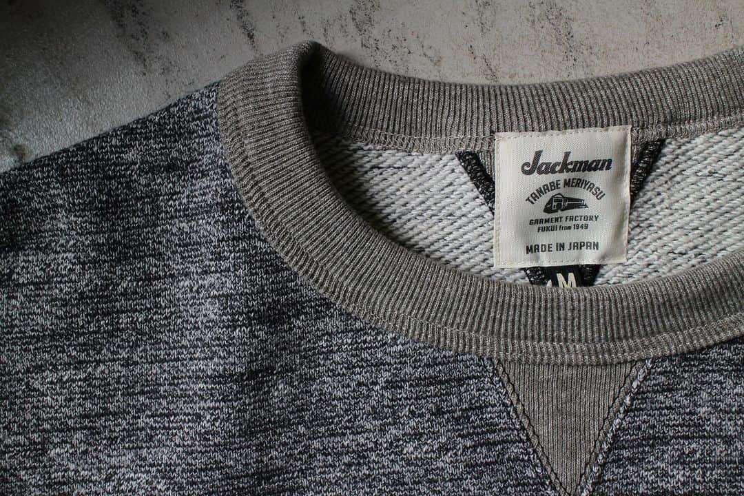 Jackmanさんのインスタグラム写真 - (JackmanInstagram)「▽ FW23 GG SWEAT CREWNECK JM7292 100%COTTON ￥17,600 Color: 289 Gray Heather Black  今秋だけのお色 グレーヘザーブラック  表側に黒杢糸と グレー杢糸をブレンドして その濃淡を使って うっすらとボーダーに見えるように 柄を表現した 特徴ある表情です  非常に珍しいブレンド具合を お楽しみください」11月1日 19時00分 - jackman_official