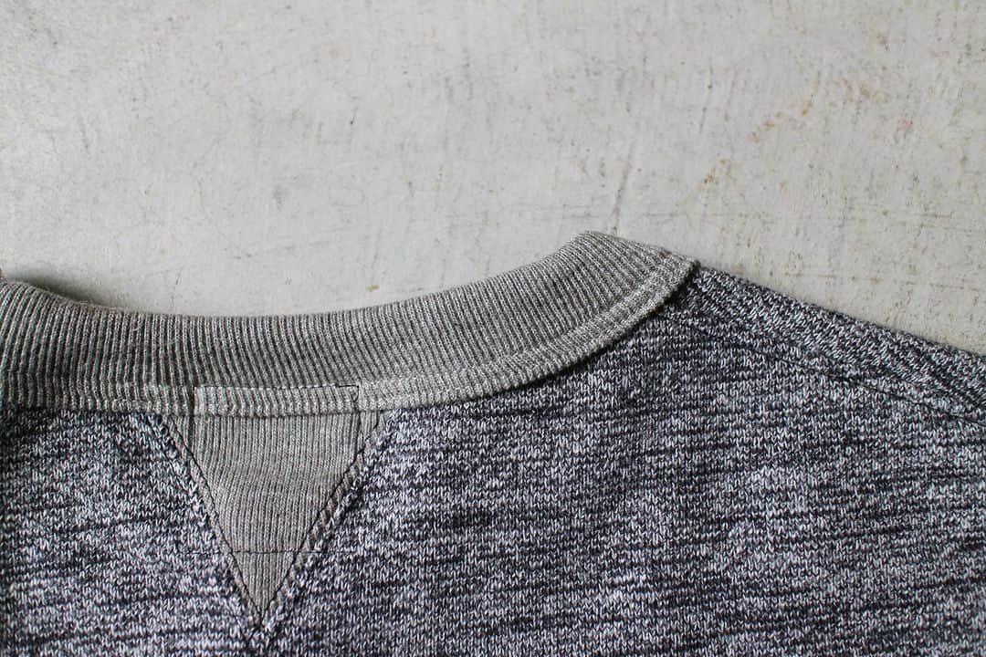 Jackmanさんのインスタグラム写真 - (JackmanInstagram)「▽ FW23 GG SWEAT CREWNECK JM7292 100%COTTON ￥17,600 Color: 289 Gray Heather Black  今秋だけのお色 グレーヘザーブラック  表側に黒杢糸と グレー杢糸をブレンドして その濃淡を使って うっすらとボーダーに見えるように 柄を表現した 特徴ある表情です  非常に珍しいブレンド具合を お楽しみください」11月1日 19時00分 - jackman_official