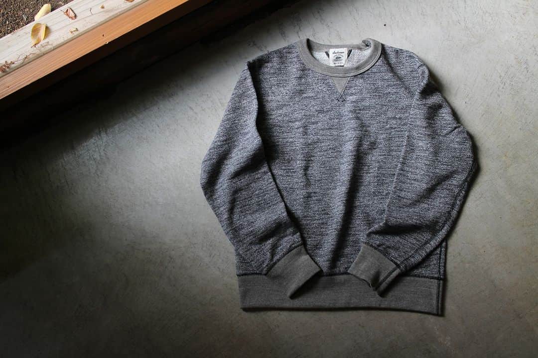 のインスタグラム：「▽ FW23 GG SWEAT CREWNECK JM7292 100%COTTON ￥17,600 Color: 289 Gray Heather Black  今秋だけのお色 グレーヘザーブラック  表側に黒杢糸と グレー杢糸をブレンドして その濃淡を使って うっすらとボーダーに見えるように 柄を表現した 特徴ある表情です  非常に珍しいブレンド具合を お楽しみください」