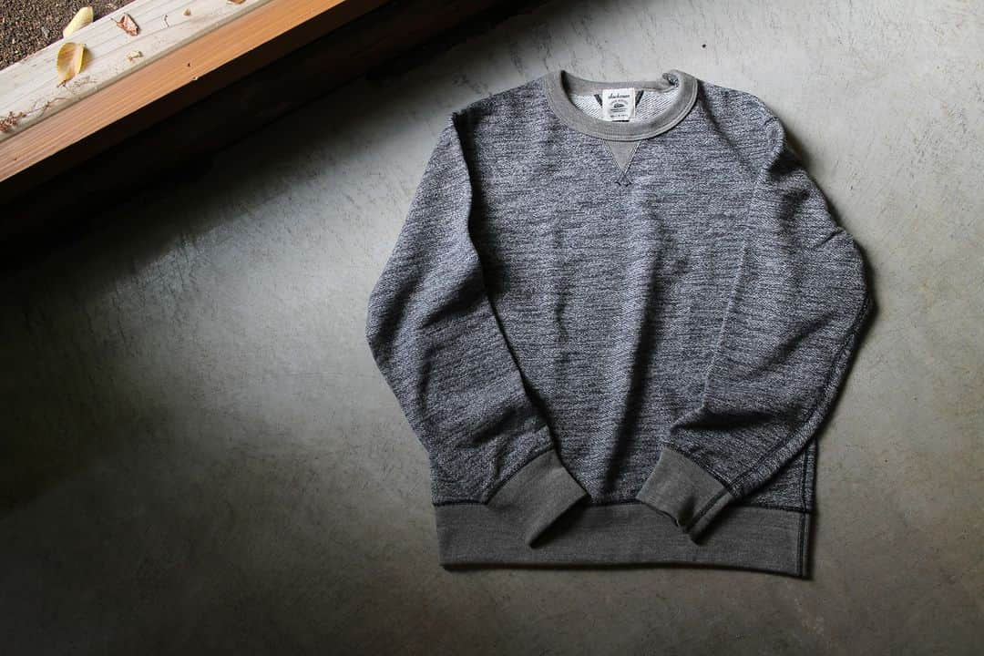 Jackmanのインスタグラム：「▽ FW23 GG SWEAT CREWNECK JM7292 100%COTTON ￥17,600 Color: 289 Gray Heather Black  今秋だけのお色 グレーヘザーブラック  表側に黒杢糸と グレー杢糸をブレンドして その濃淡を使って うっすらとボーダーに見えるように 柄を表現した 特徴ある表情です  非常に珍しいブレンド具合を お楽しみください」