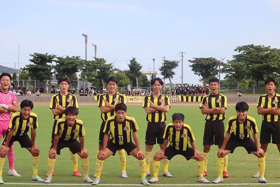 sfidaさんのインスタグラム写真 - (sfidaInstagram)「. #第102回全国高校サッカー選手権 沖縄県予選  sfidaユニフォームを纏う #名護高校 サッカー部が見事ベスト4進出！！ 決勝進出をかけ、11/4にコザ高校と対戦します🔥 #sfida は名護高校の挑戦を全力で応援しています📣  #高校サッカー #選手権 #スフィーダ #高校サッカー選手権 #サッカー部」11月1日 19時00分 - sfidasports