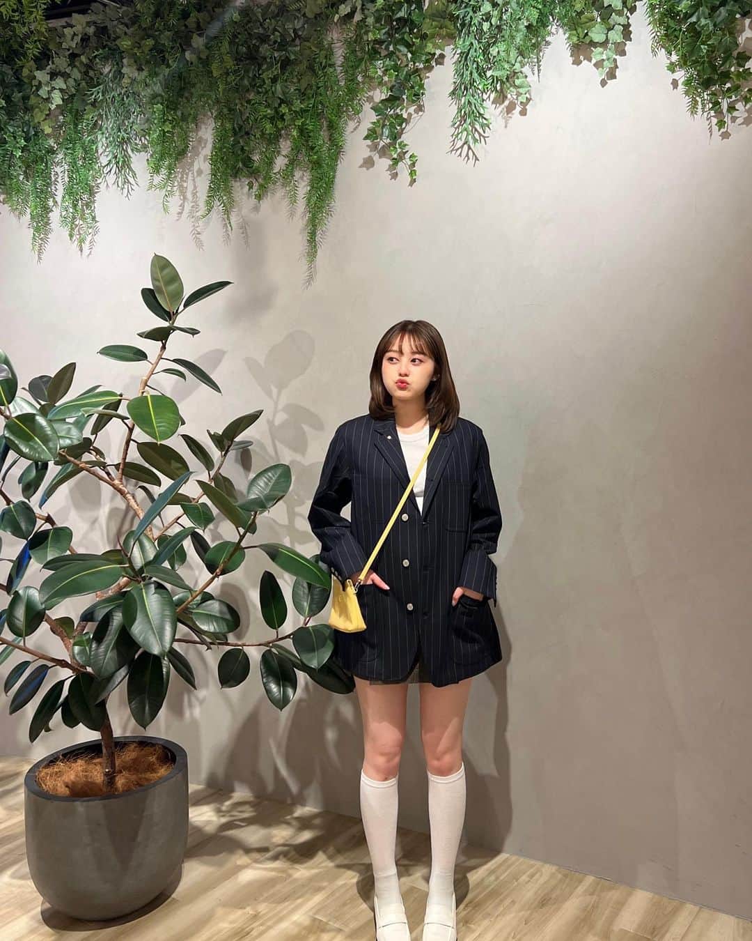 福山絢水のインスタグラム：「🩶🩶🩶   GUさんからいただいた GUとbeautiful peopleのコラボアイテム 第一弾でも話題になってたけど、 今回の第二弾も可愛いアイテムばかりで、、♡  コーディネートしてみた！   私のイチ推しはこのセットアップ~  これだけでも可愛いし、別々に合わせても可愛い♡  ゆったりとしたシルエットでキマりすぎず、でもラフすぎないストライプデザインで色んなコーデに着回しやすい万能アイテム。！   デニムジャケットはVネックでスッキリ見せてくれてるから、カジュアルにもキレイめな合わせ方も⭐︎ この中に着てるニットは長めの袖丈になってて、 袖口からチラッと見えるボーダーがアクセントになって可愛い🩵   ・  ・  ・  #PR #GU  #guandbeautifulpeople」