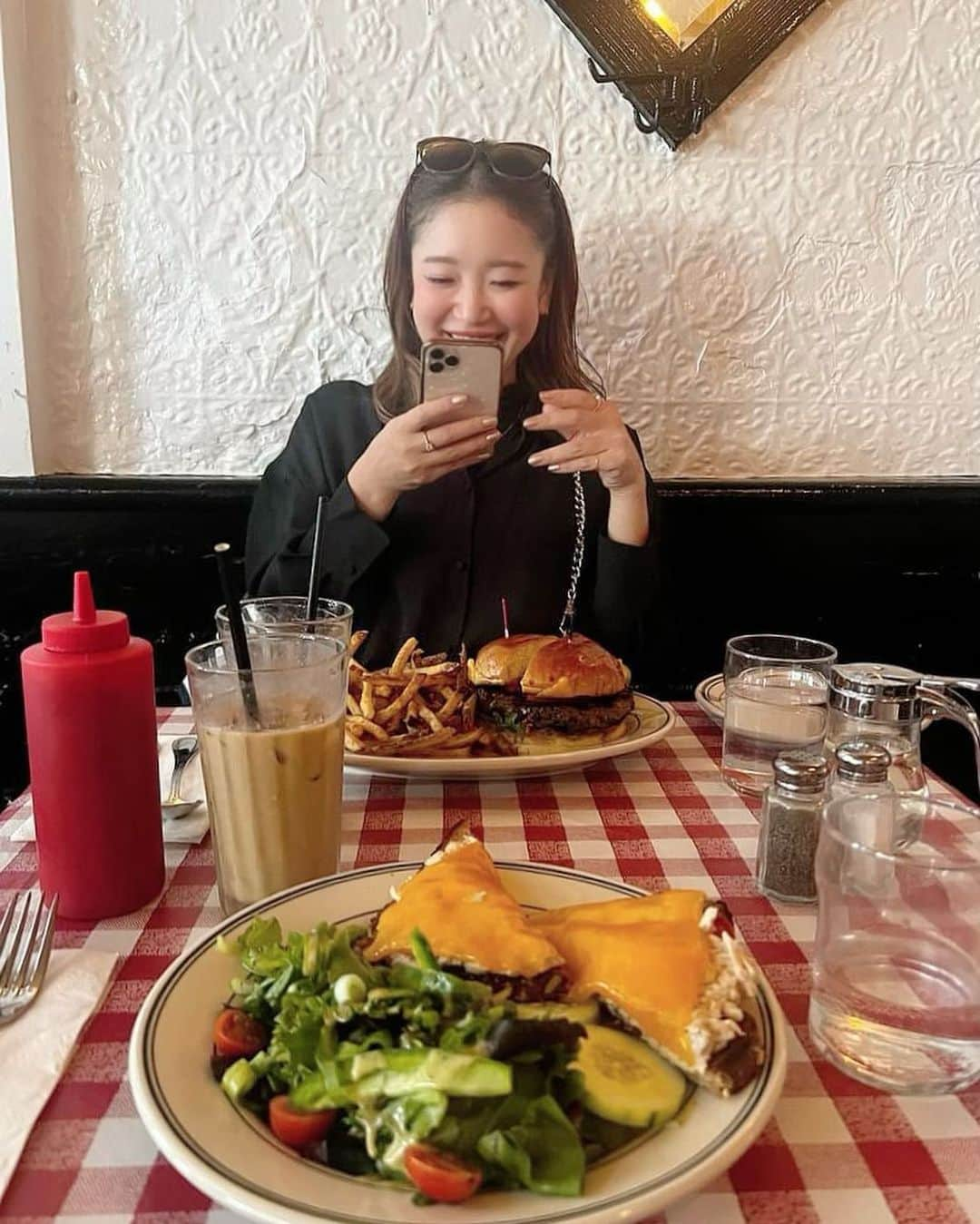 奥家沙枝子のインスタグラム：「NY在住の @yoshika.yoga 先生にガイドしてもらってSOHOの老舗カフェ、Fanelli Caféでトラディショナルなアメリカンバーガーをいただきました🥰  実はこのカフェ、1847年にサロンとして創業、1920年代にカフェになって100年以上もの歴史があります。  最近はGEN Zのハングアウトスポットとして注目されている(ってワシントンポストに載ってた🔥)らしく、お店の中もとても賑わっていました！  この日はチーズバーガーとツナメルトっていうチーズたんまりDAY🧀🤤💓 ポテトもうまあ〜〜最高のアメリカンランチでした💫  #ny #lunch #soho #walk #cafe #trip #travel #manhattan #newyork #ootd #outfit #zara #travelawesome #travelpics #travelbug #海外旅行 #experience #出張 #息抜き #ランチ」