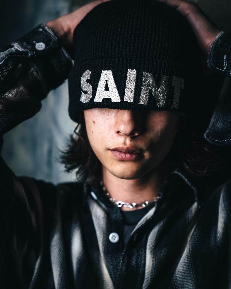 のインスタグラム：「【©SAINT Mxxxxxx】>>> LAUNCHING 11.3(fri) 10:00-   ©︎ SAINT Mxxxxxx AW23 Drop 8  READYMADEのデザイナー細川雄太と、ロサンゼルスのマルチヴィジュアルアーティストであるCali Thornhill DeWittが手掛ける©︎SAINT Mxxxxxx。AW23シーズンのDrop 8が到着。 グリーンをフィーチャーしたミニマルロゴのスウェットやフーディ、そしてシンプル且つボールドなロゴ・ニットキャップにも注目。  @saint_mx6_official @caramelbobby @rkrkrk  ◼️RESTIR.COM ONLINE STORE 　11/3(fri) 10:00〜販売開始  ◼️RESTIR BOUTIQUE 　11/3(fri) 11:00〜販売開始  #SAINTMxxxxxx #RESTIR #mens #aw23」