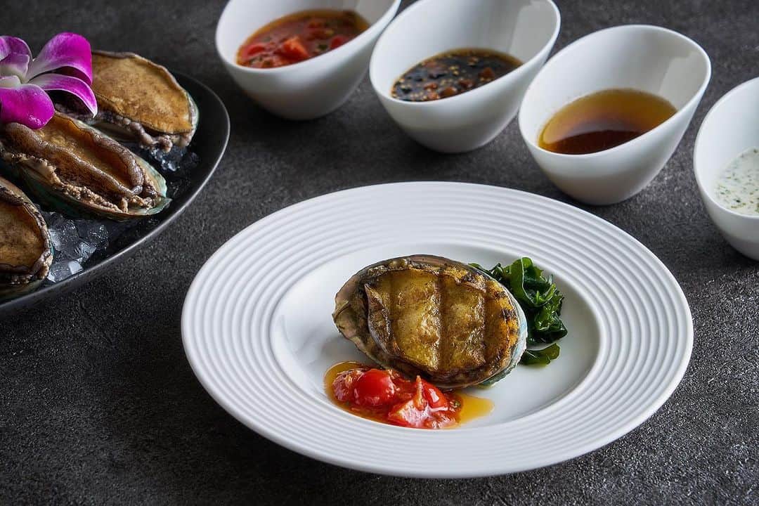 品川プリンスホテルのインスタグラム：「「LUXE DINING HAPUNA」で味わう韓国産の「活蝦夷鮑」  本日11月1日（水）より、11月の平日月～木曜日のディナー限定でブッフェレストラン「LUXE DINING HAPUNA」にて韓国産の「活蝦夷鮑」を使ったメニューが登場❗️ シェフが目の前で調理する肉厚でジューシーな「活蝦夷鮑」は、毎週違ったテイストのソースと合わせてお楽しみいただけます✨  【協力】韓国水産物の代表ブランド「K・FISH」  Enjoy Korean Abalone 'Live Ezo Abalone' at 'LUXE DINING HAPUNA  Starting today, November 1st (Wednesday), a menu featuring Korean Abalone 'Live Ezo Abalone' is available exclusively for dinner on weekdays (Monday to Thursday) at the buffet restaurant 'LUXE DINING HAPUNA' in November❗️ You can enjoy thick and juicy 'Live Ezo Abalone' prepared by the chef right in front of you, paired with a different sauce with unique flavors every week ✨  #あわび #アワビ #鮑 #アワビ料理 #韓国産アワビ #絶品アワビ #luxedininghapuna #ブッフェ #ブッフェレストラン #ハプナ品川 #ハプナ #ホテルブッフェ #ホテルブッフェ大好き #ホテルブッフェ巡り #ホテルブッフェディナー #ホテルディナー #豪華ディナー #ブッフェディナー #品プリ #品川プリンス #品川プリンスホテル #プリンスホテル #東京 #品川 #品川駅 #東京ホテル #品川駅徒歩2分 #shinagawa #shinagawaprince #shinagawaprincehotel」