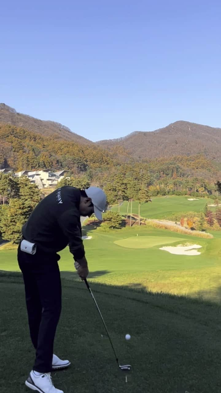 Lee Si-gangのインスタグラム：「#세인트나인볼 .....(홀인원 할번...)😅 아까워... 올해도 글럿당🤣  @saintnine_golf  #캘러웨이어패럴   ホールインワンやったことない😅」