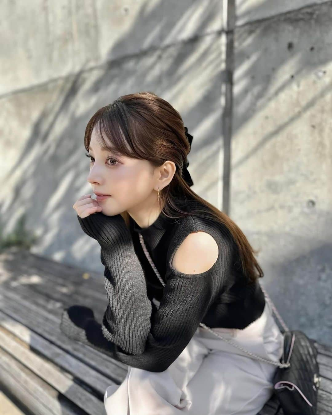 麻亜里さんのインスタグラム写真 - (麻亜里Instagram)「大人の黒ピンクコーデ🖤  この黒のニット ショルダーが空いているの可愛くない？ 黒ニットだけど重くならないの🥺🫶 @proportionbodydressing   他のアイテムはタグ付けしてます🏷️ . #pr#proportionbodydressing #プロポーションボディードレッシング #プロポ #PBD #骨格ウェーブ」11月1日 19時04分 - maari.0108