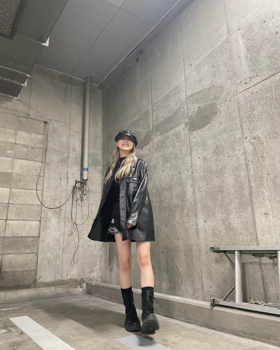 のインスタグラム：「⁡ この日は革の気分でした🪨 最後のかお(′^′)   #uiimode #uiiblack」