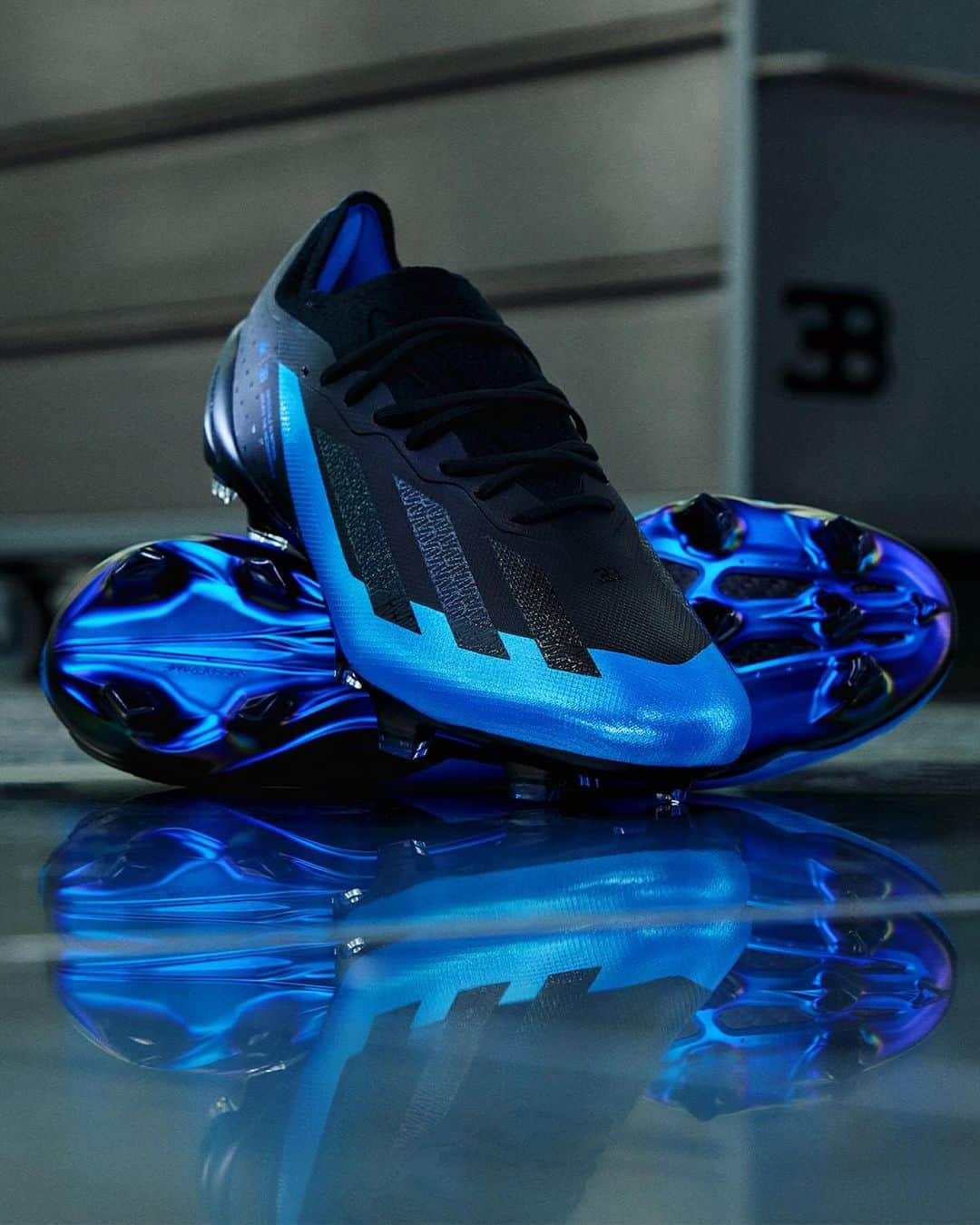 ブガッティさんのインスタグラム写真 - (ブガッティInstagram)「Introducing the new definition of speed. 💙🖤   The adidas x BUGATTI X Crazyfast boot is a unique collaboration that showcases the essence of innovation, speed, and style in footwear.  With only a limited number available, this carbon-fiber beauty, accentuated by striking design details, epitomizes the compelling fusion of BUGATTI's performance with adidas’s X franchise.   Be fast, go to link in bio now. 🔗   #ADIDASxBUGATTI」11月1日 19時05分 - bugatti