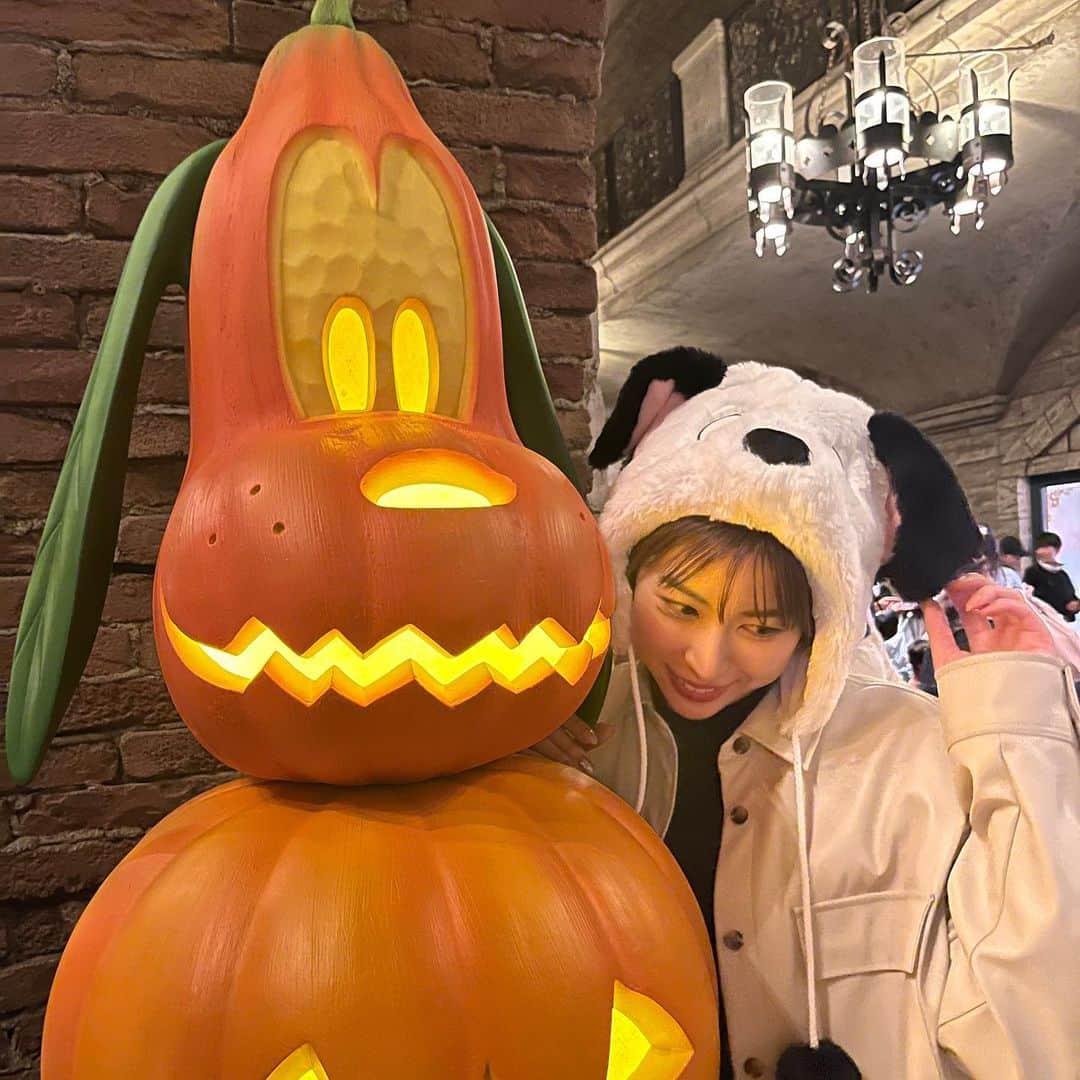 しよりさんのインスタグラム写真 - (しよりInstagram)「🎃🎃🎃  ディズニーのハロウィン行くの、 子どもの時の夢だった👻  小さい時はホラー大好きで キャスパー、ゴーストバスターズ、アダムスファミリーとかホーンテッドマンションが好きでよく観てたなぁ👻 いまでもワクワクする🧟  最後の写真は思わずスーパーで撮ったかぼちゃ🎃 . .  #ディズニーシー #ディズニーコーデ #ディズニーハロウィン #tokyodisneysea #halloween🎃👻」11月1日 19時07分 - shiyooori