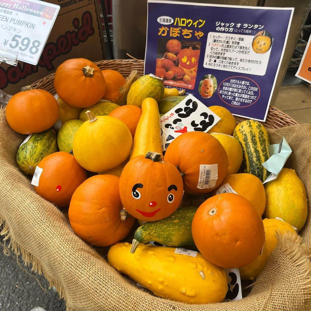 しよりさんのインスタグラム写真 - (しよりInstagram)「🎃🎃🎃  ディズニーのハロウィン行くの、 子どもの時の夢だった👻  小さい時はホラー大好きで キャスパー、ゴーストバスターズ、アダムスファミリーとかホーンテッドマンションが好きでよく観てたなぁ👻 いまでもワクワクする🧟  最後の写真は思わずスーパーで撮ったかぼちゃ🎃 . .  #ディズニーシー #ディズニーコーデ #ディズニーハロウィン #tokyodisneysea #halloween🎃👻」11月1日 19時07分 - shiyooori